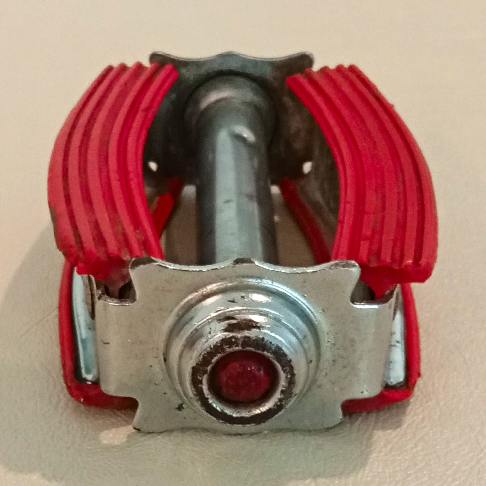 Red/Silver Flat/Bow Bicycle Pedals 1/2 in Axle Rubber Tread Jeweled Reflectors