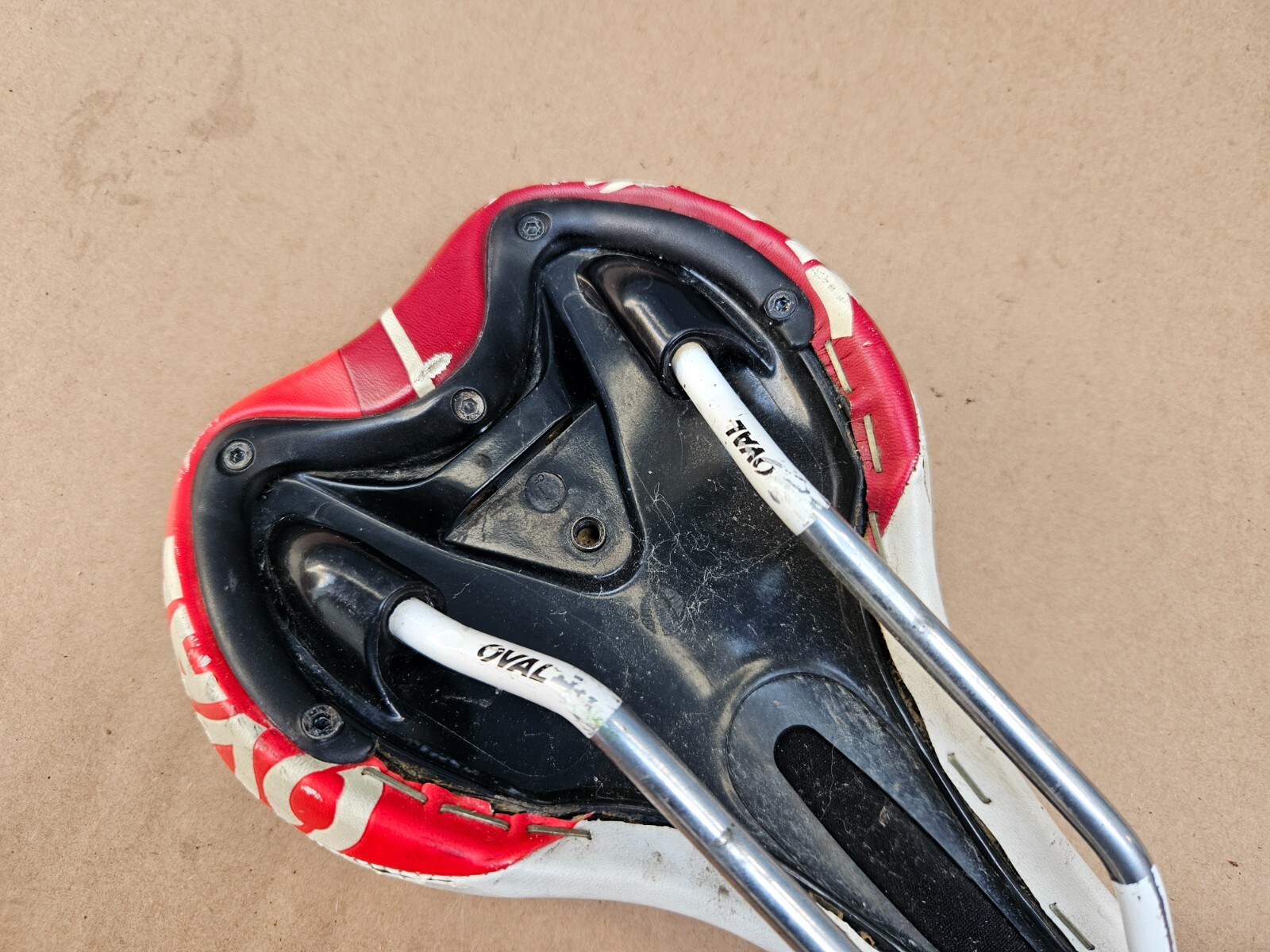 Oval Concepts (Fuji) 300 Road Bike Saddle White Red