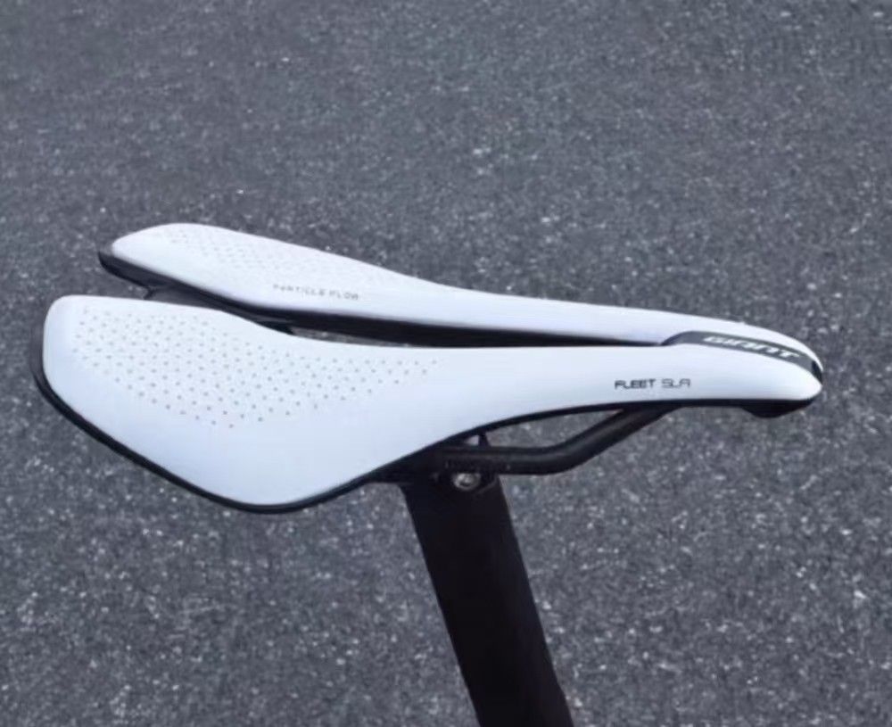 GIANT FLEET SL WHITE SADDLE 248X145MM SHORT NOSE CARBON COMPOSITE WEIGHT 222g