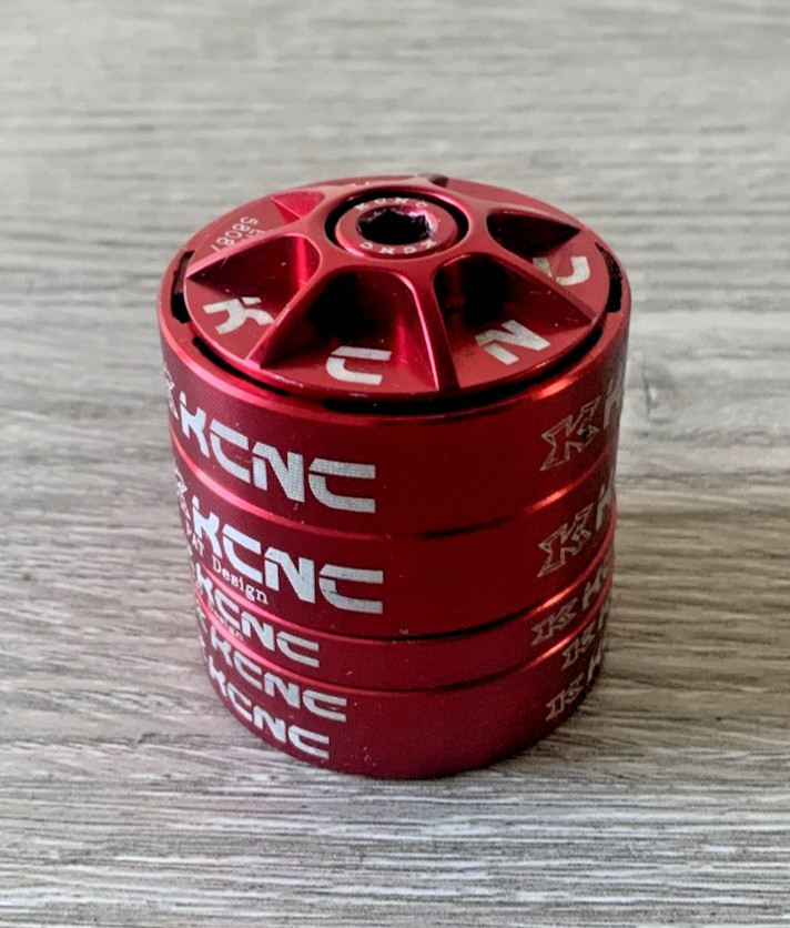 KCNC SPACERS (5) STEM CAP AND STEM BOLT RED 24 GRAMS FITS 1 1/8 INCH TUBE