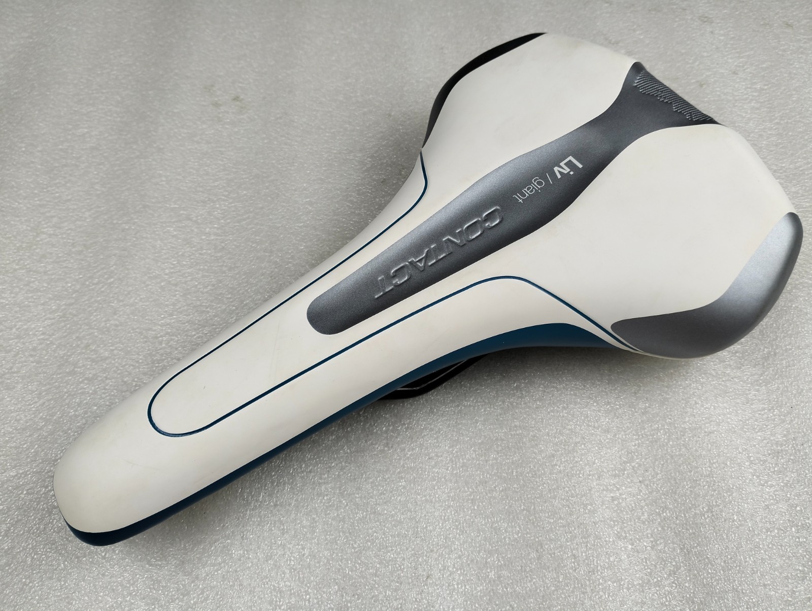 GIANT LIV CONTACT UPRIGHT PELVIC TILT SADDLE 270X160MM WHITE BLUE CRMO RAILS