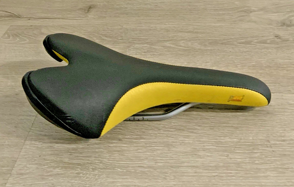 FIZIK PAVE ROAD BIKE SADDLE CHROMOLY STAYS 265 GRAMS 272 MM X 132 MM