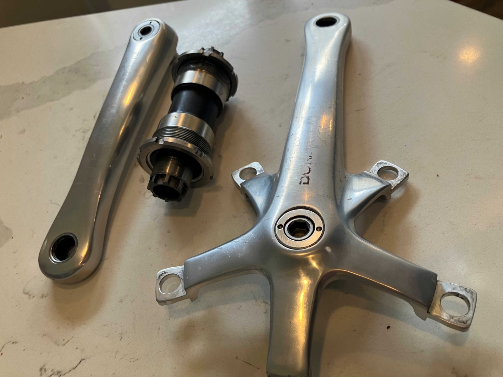Shimano Dura Ace FC-7700 crankset 172.5mm with matched Dura Ace bottom bracket