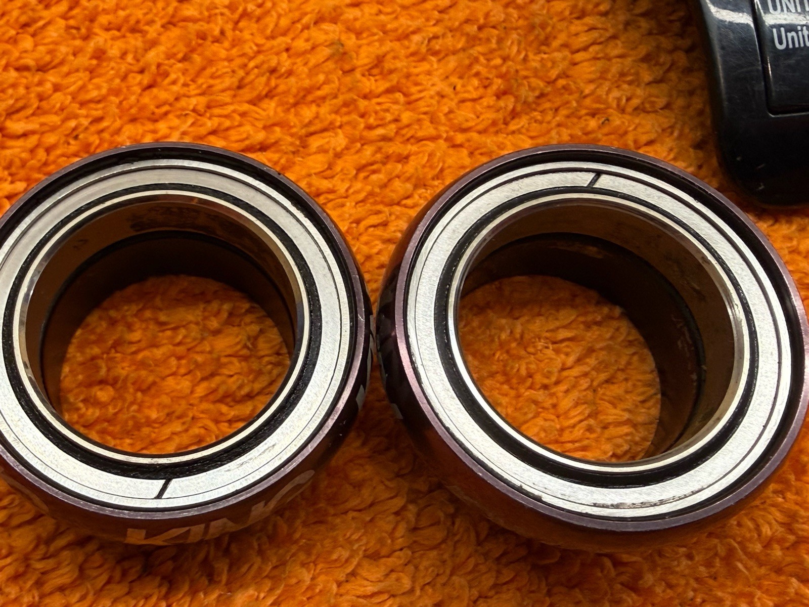 Chris King 1 1/8″ Threadless Headset NoThreadset Black no scuff washer topcap