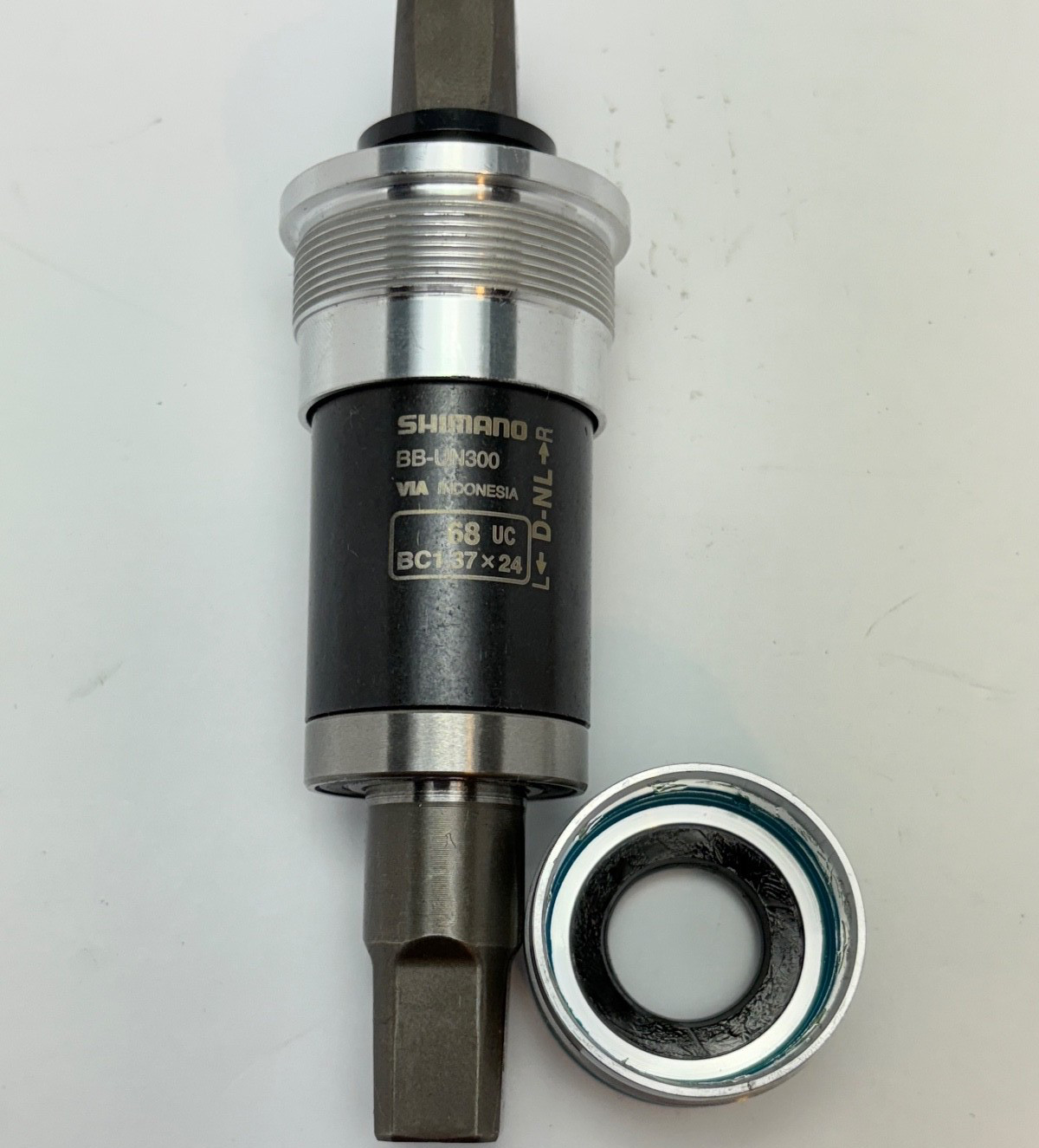 NIB Genuine Shimano BB-UN300 68×122.5mm Square Taper Bottom Bracket