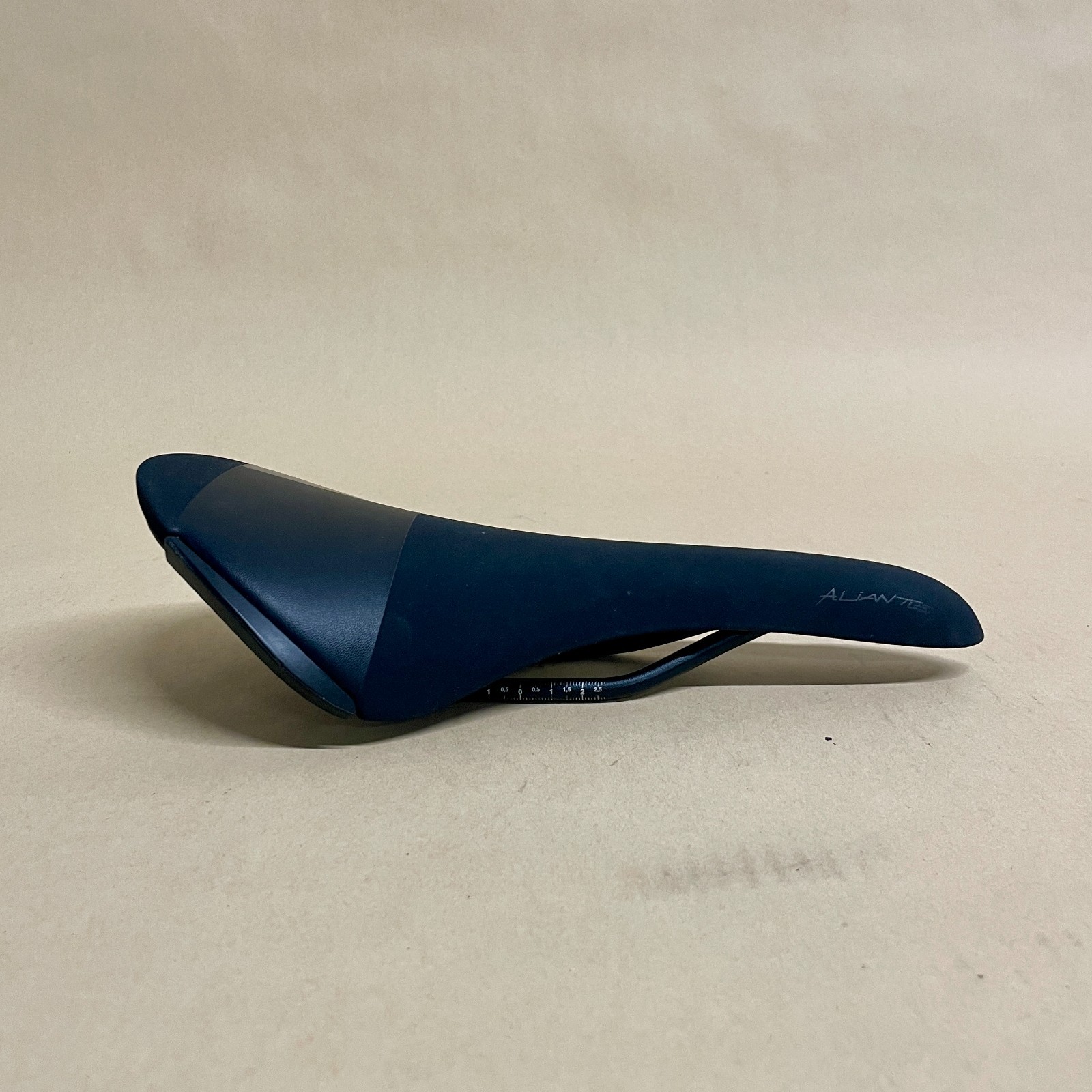 used Fizik Aliante R5 Alloy Rail 138mm x 280mm Saddle 235g Road Racing Endurance