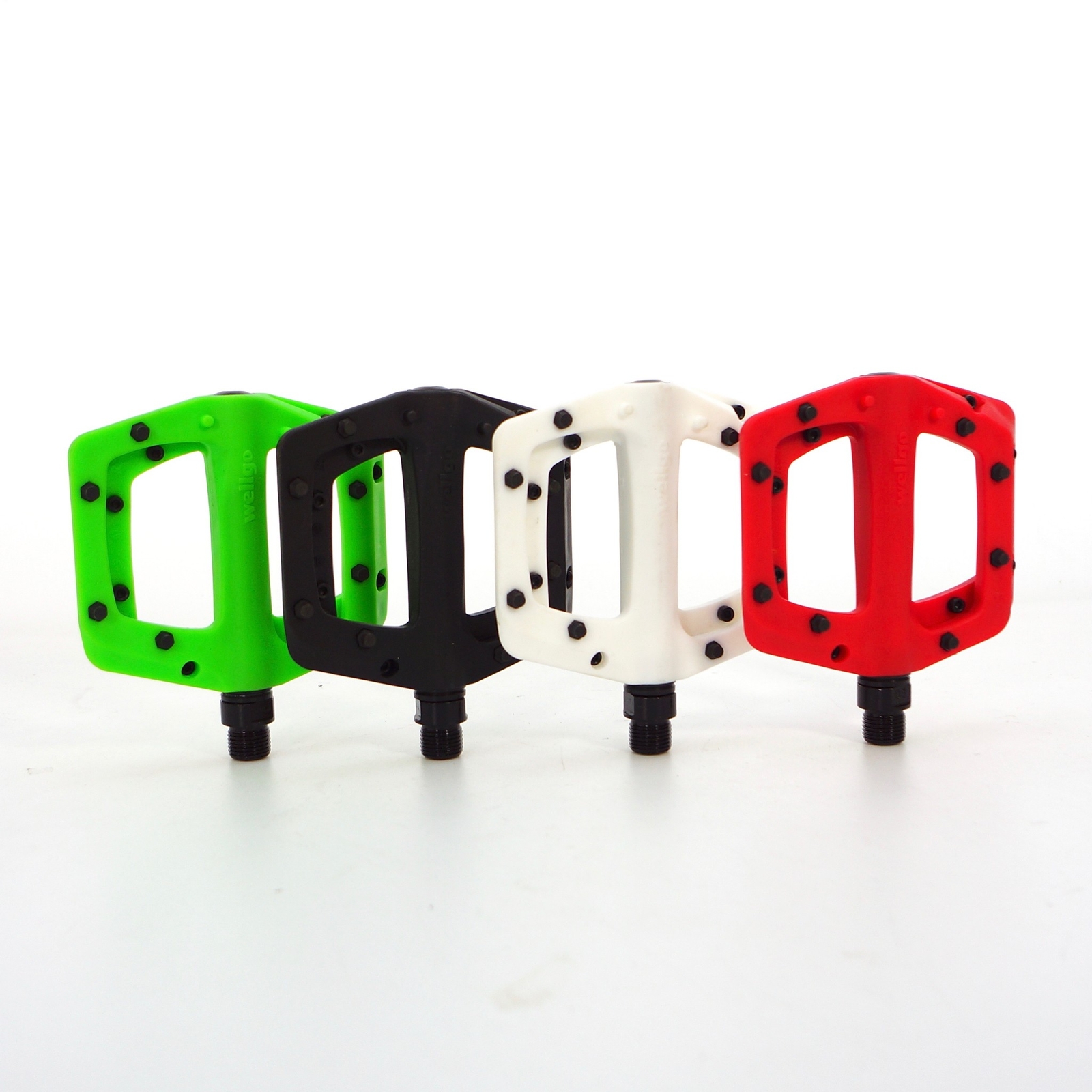 Wellgo Nylon Composite Flat Platform Pedals MTB BMX Bike 16-Pin Sealed 9/16″