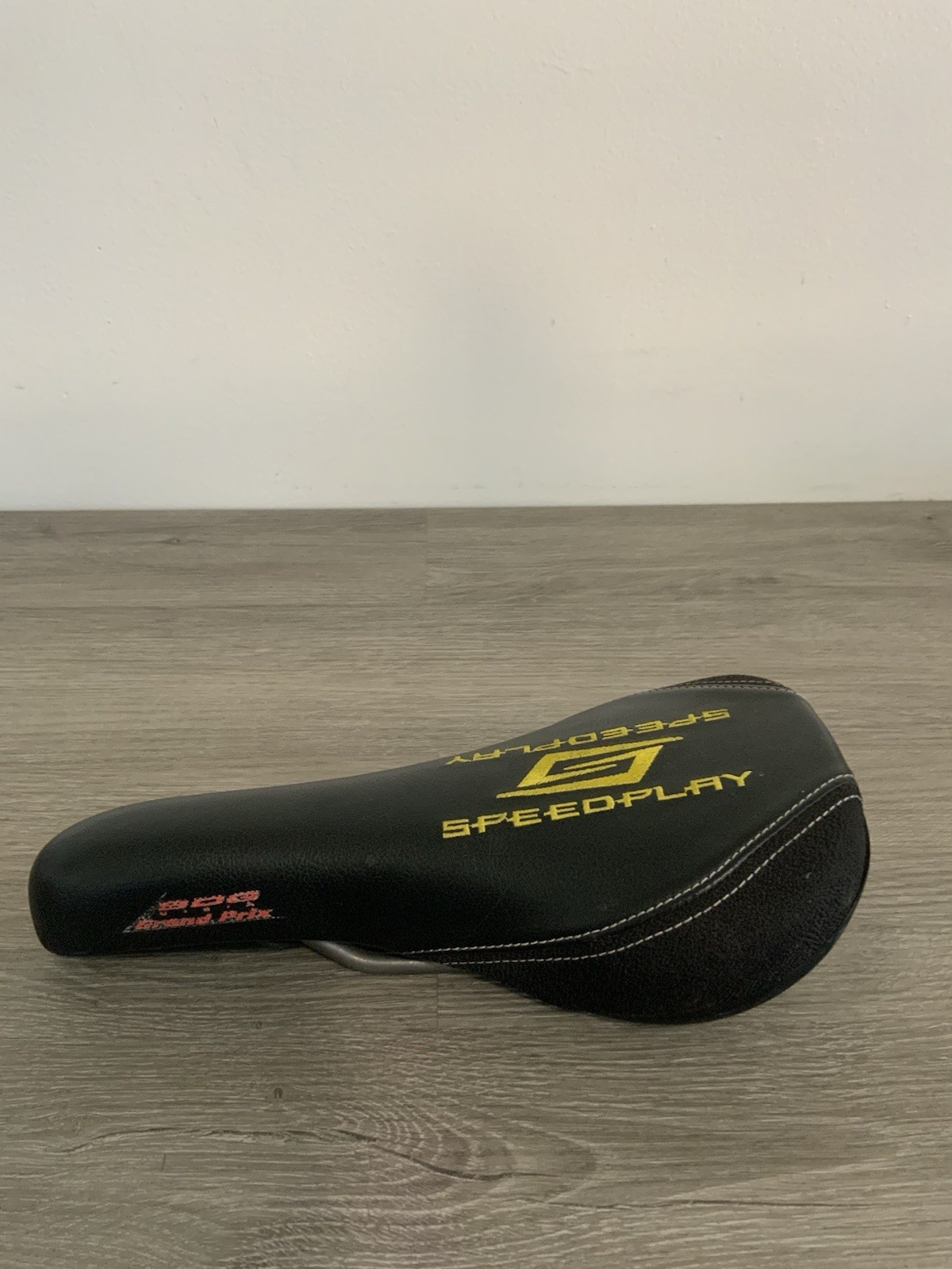 SDG GRAN PRIX SADDLE ALUMINUM RAILS 330 GRAMS 135 MM X 285 MM SPEEDPLAY EMBROIDE