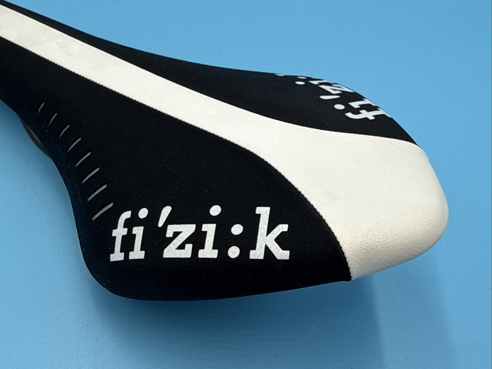 OG fi:zi’k ARIONE 2013 Manganese Rail Black & White Saddle NEW from NEW BIKE!
