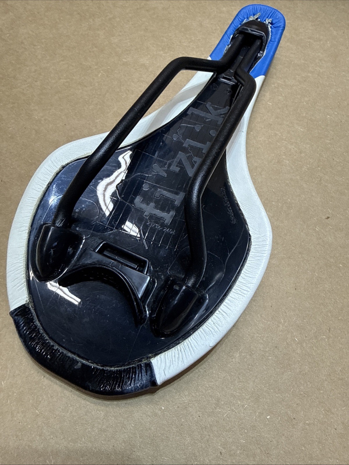 Fizik Tundra 2 Bicycle Saddle Seat with Manganese Rails Blue and White cth54