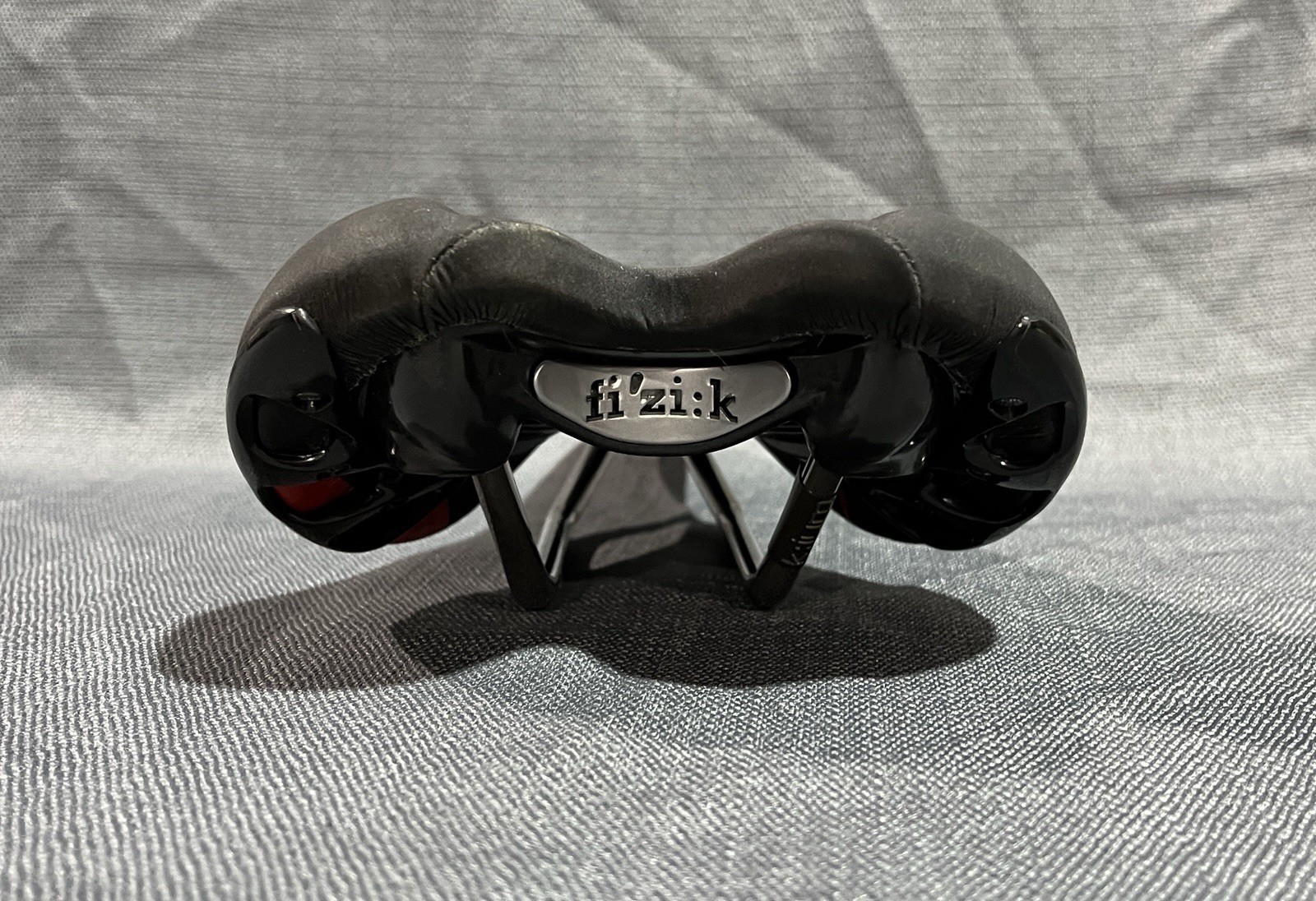 Fi’zi:k Aliante VSX Saddle Road / Gravel 140 x 265mm 7 x 7 K:ium Rails Fizik