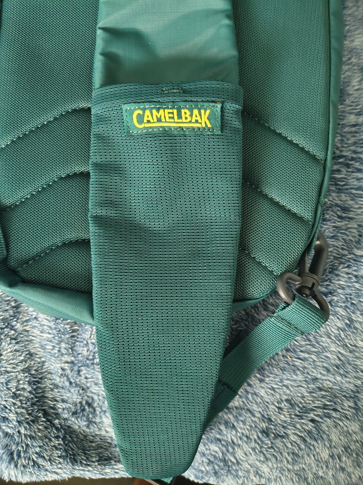 Camelbak New Arete 8 Sling Bag 32oz Compatible Green/Yellow