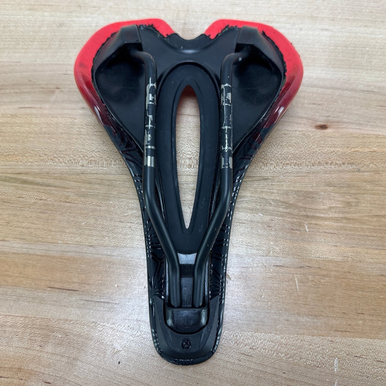 Supacaz Ignite 7x7mm Titanium Alloy Rails 143mm Black/Red Bike Saddle 251g