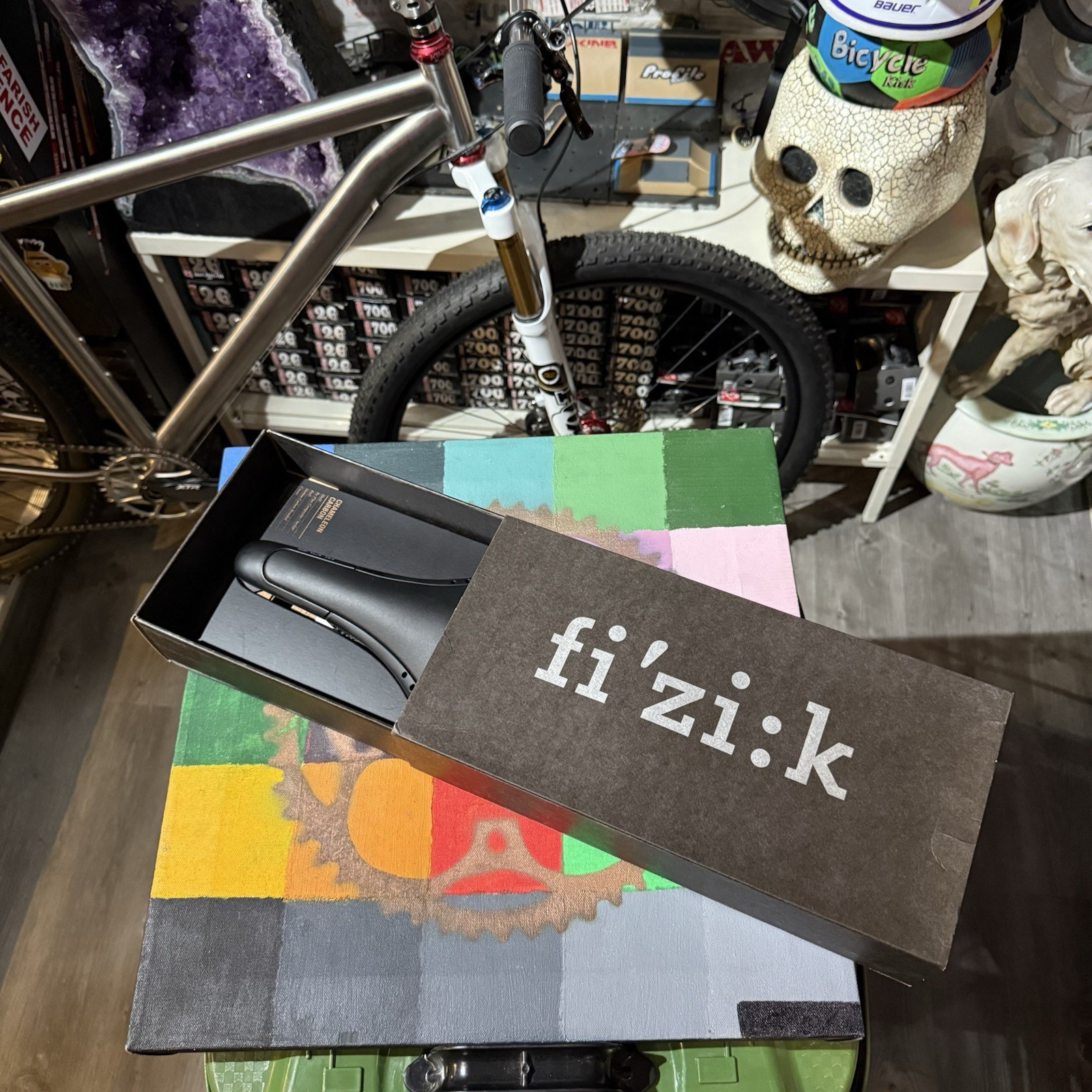 NOS FIZIK KURVE CHAMELEON CARBON RAIL SADDLE – 185 GRAMS – NEW IN BOX / COMPLETE