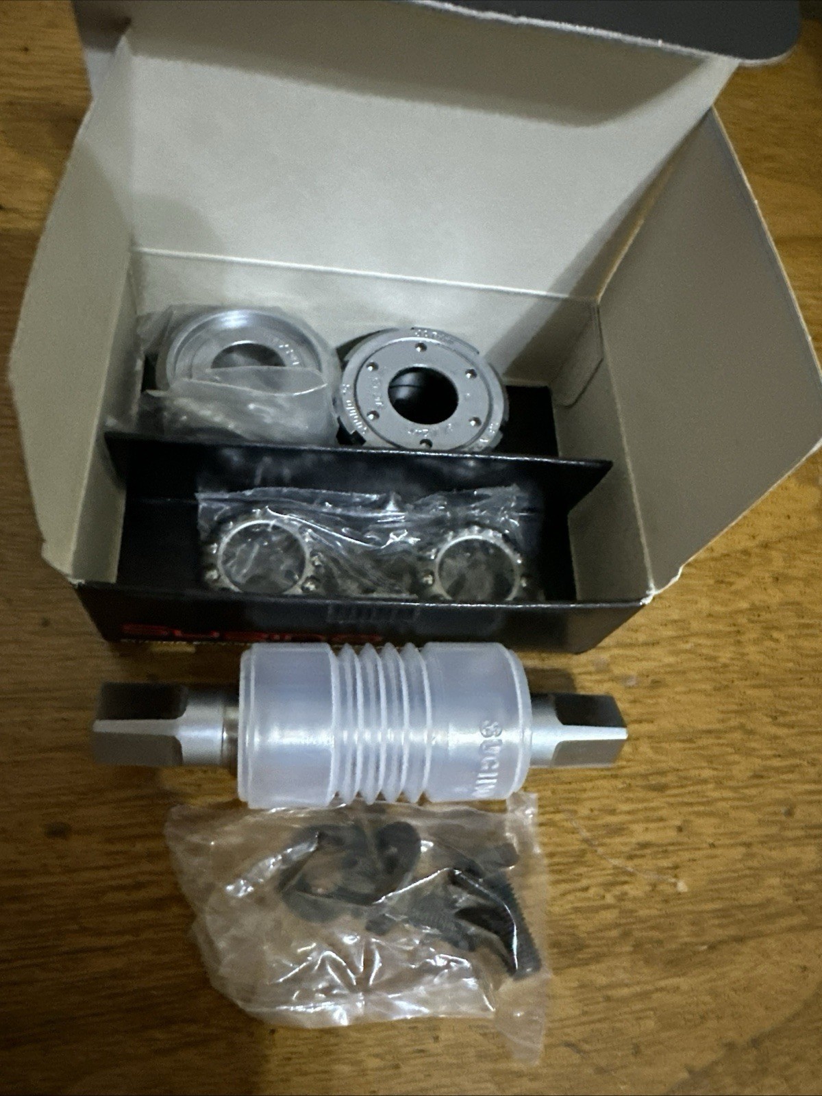 Sugino 75 Track 68x109mm English Bottom Bracket Set: with Cups Boxed BB-SG75