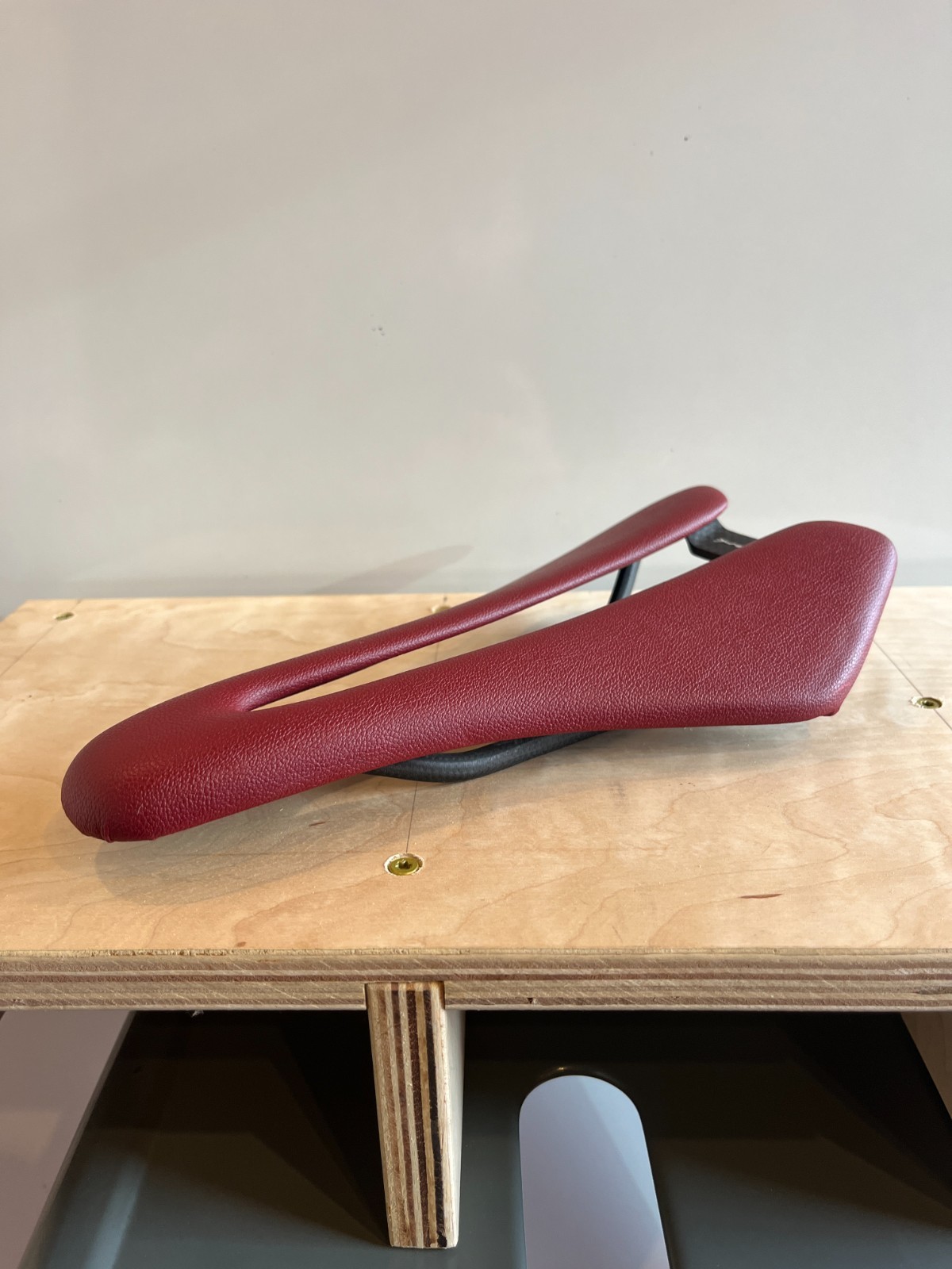 Berk Dila Padded 7x9mm Carbon Rails 140mm Saddle 100g w/ matching bartape