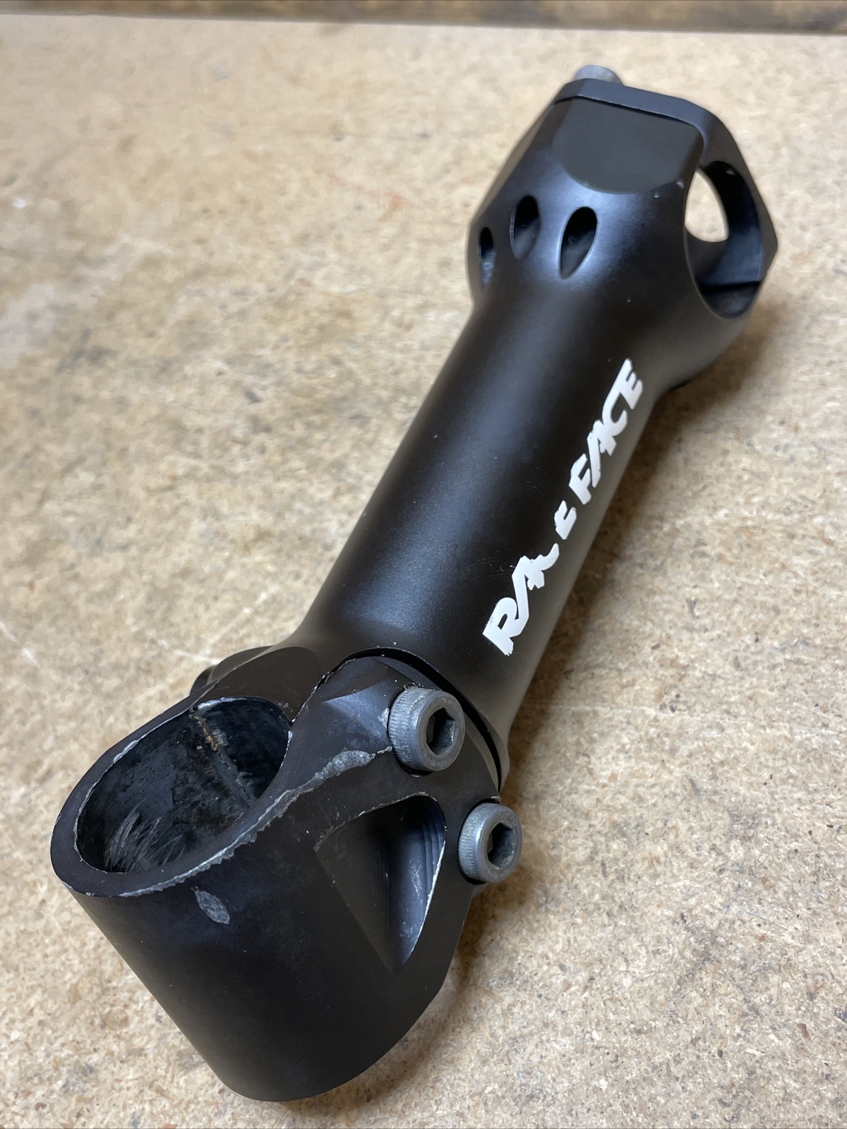 Race Face System ATB Stem 25.4mm Clamp, 125mm Length, 12° Rise, 1-1/8″ Steer