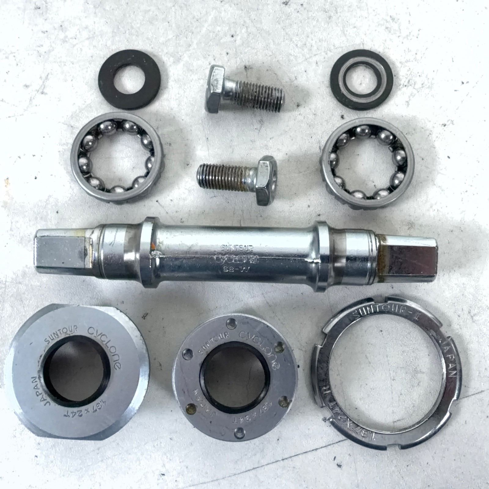 Suntour Vintage Cyclone Bottom Bracket 1.37 x 24T 68mm 113mm Hollow Chromoly