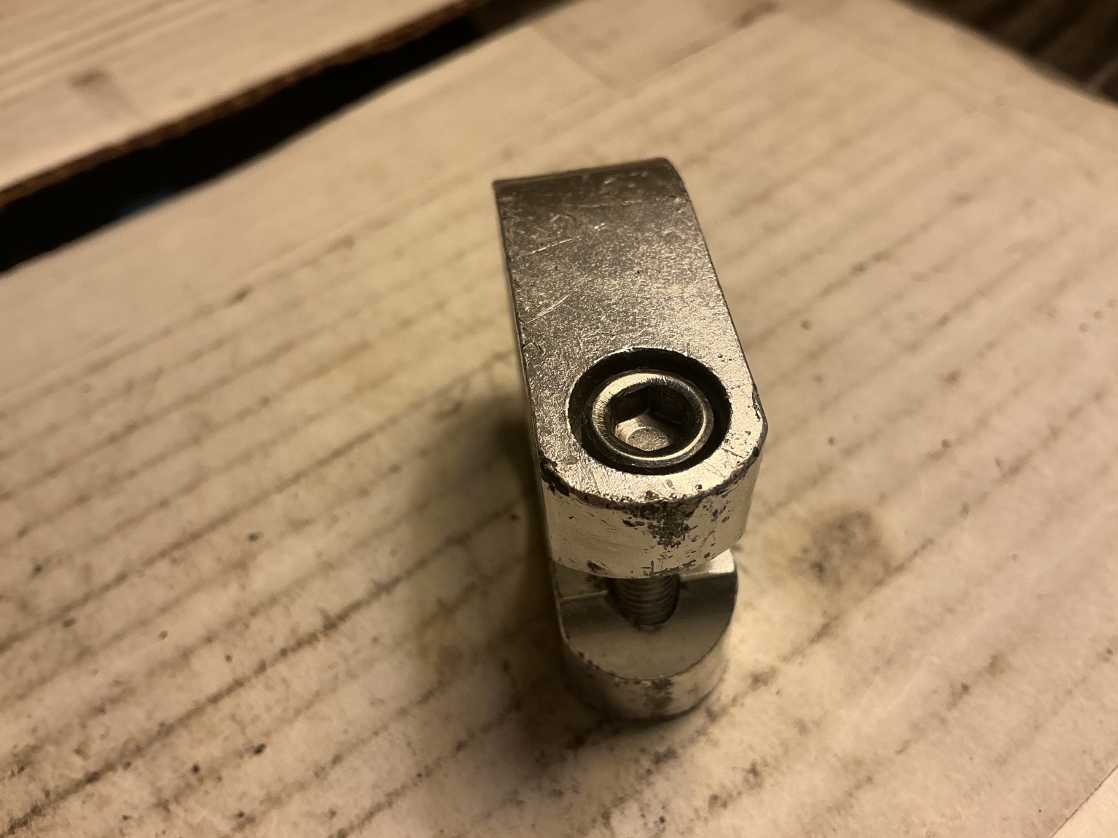 33mm seat clamp w/threaded bolt hole