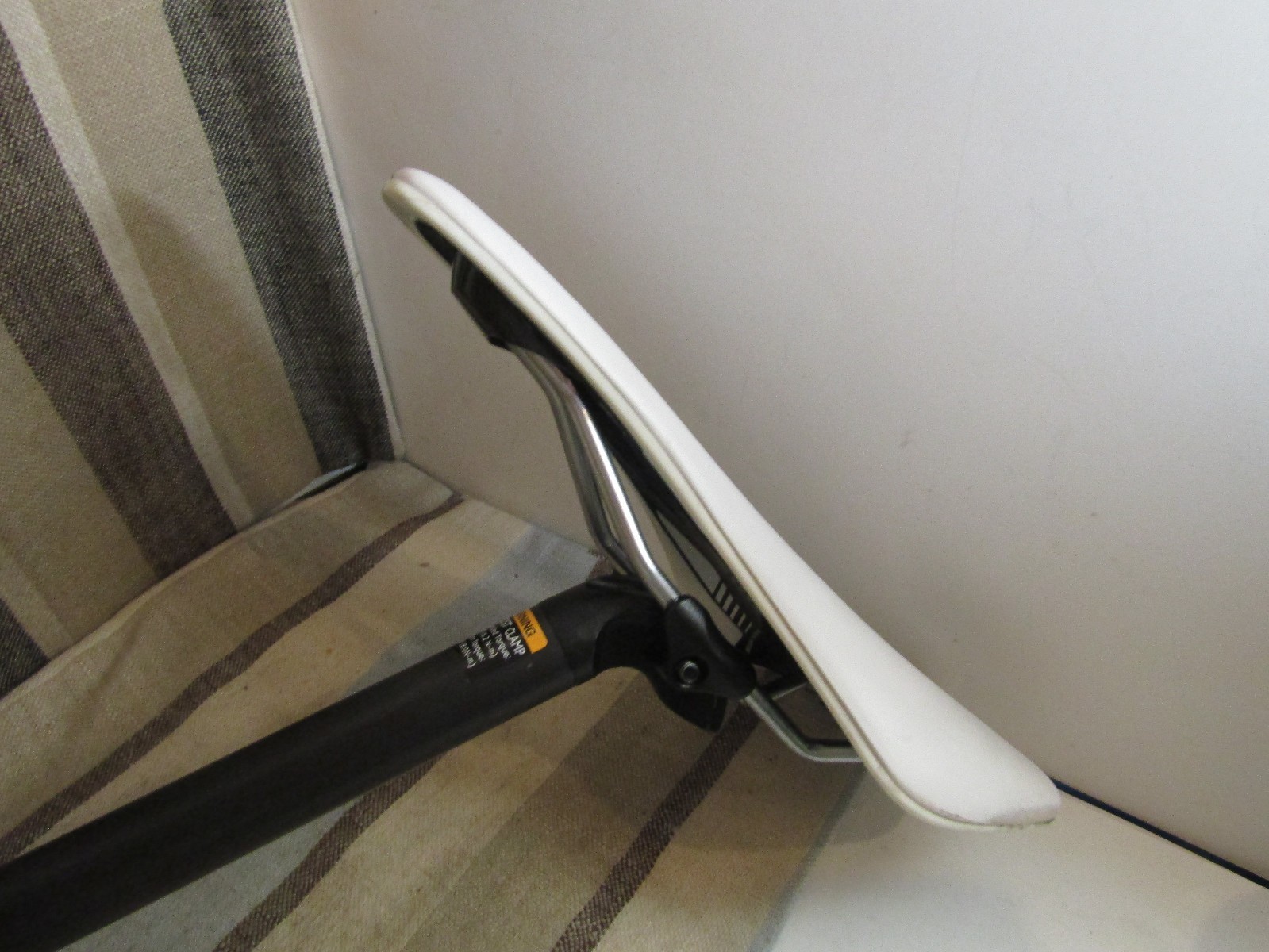 Specialized Toupe Expert 143mm Road Bike Saddle Body Geometry White w/ Post