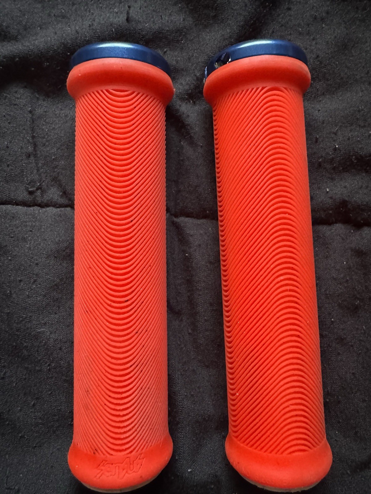 Sensus Lite Lock-On Handlebar Grips Standard Grip Red/Blue Pair