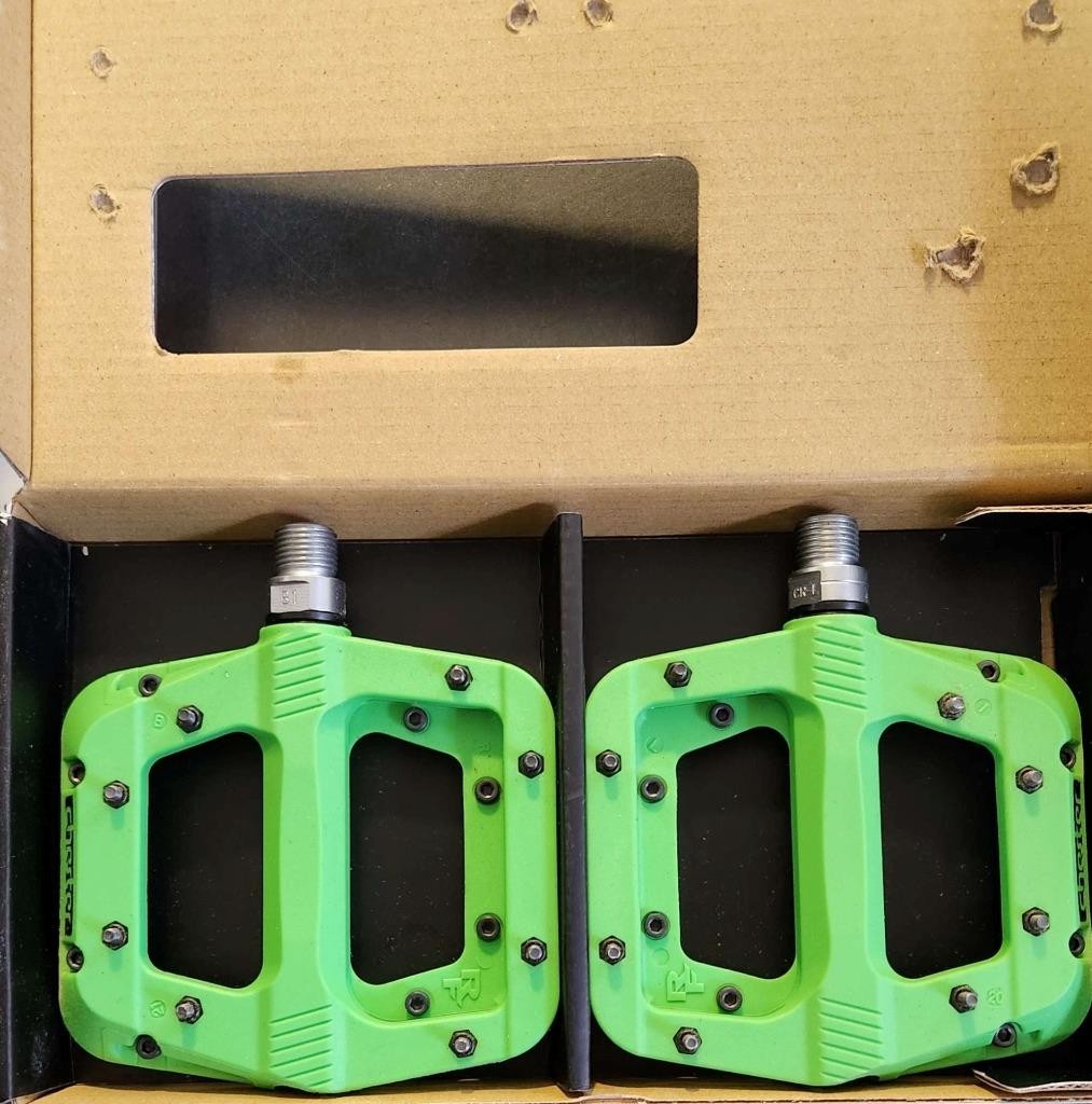 RaceFace Chester Composite Platform Pedals Green 2020 Model – OPEN PACKAGE