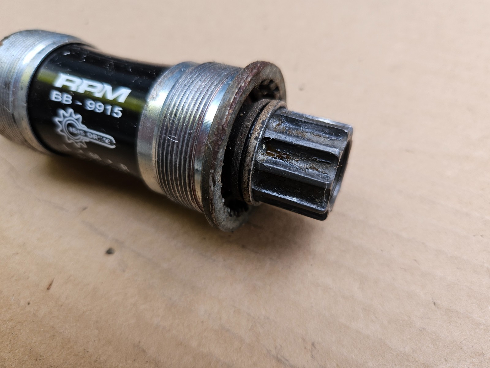 RPM BB-9915 Bottom Bracket ISIS Spline 68mm x 113mm *slight play in bearing*