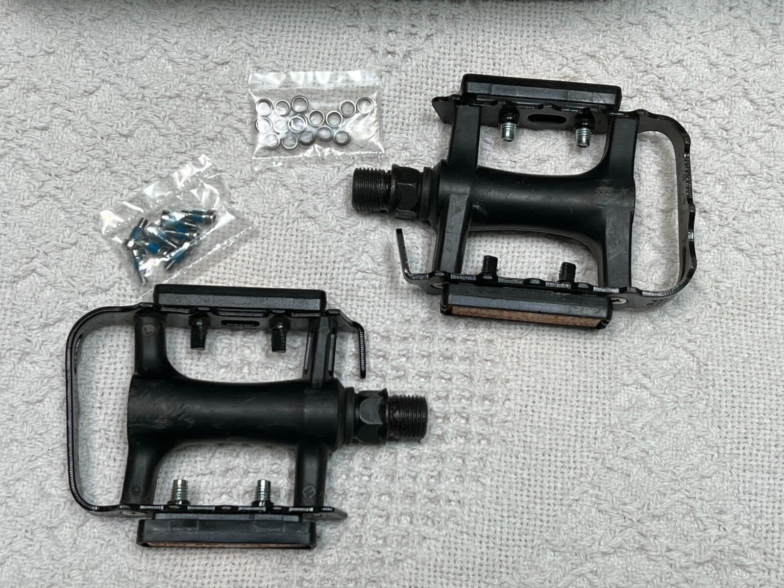 WELLGO MO85 BIKE PEDALS SHIMANO BOX TPP 4035 CATEYE RR-1 REFLECTORS