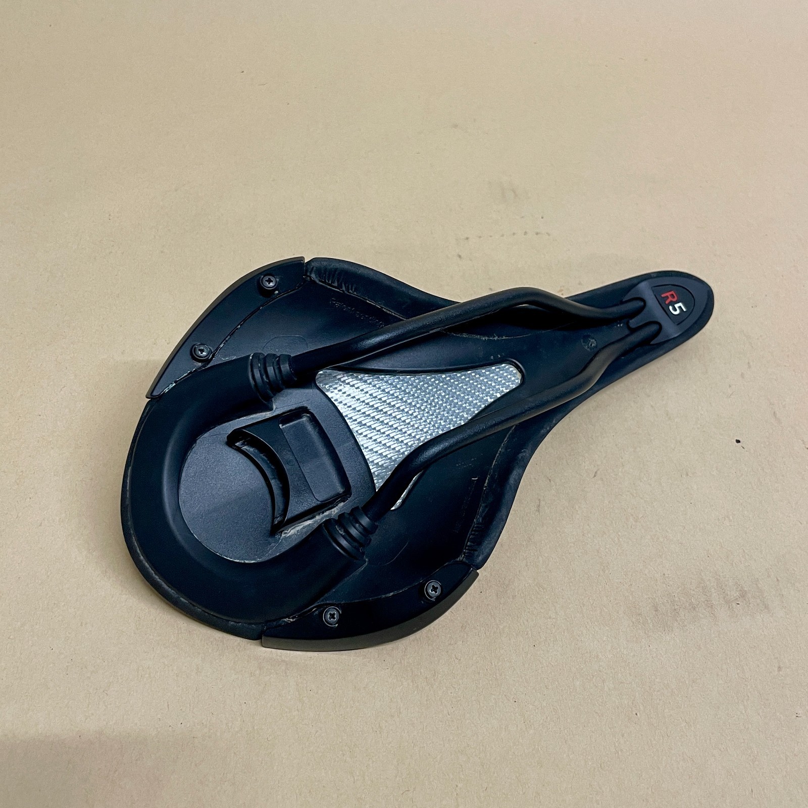 used Fizik Aliante R5 Alloy Rail 138mm x 280mm Saddle 235g Road Racing Endurance