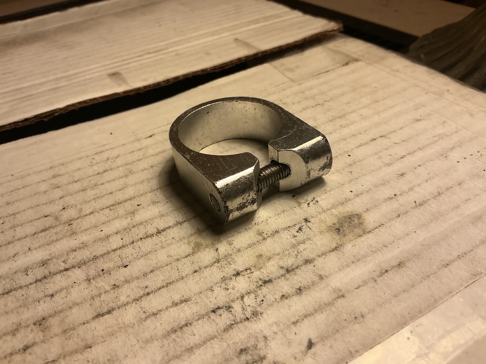 33mm seat clamp w/threaded bolt hole