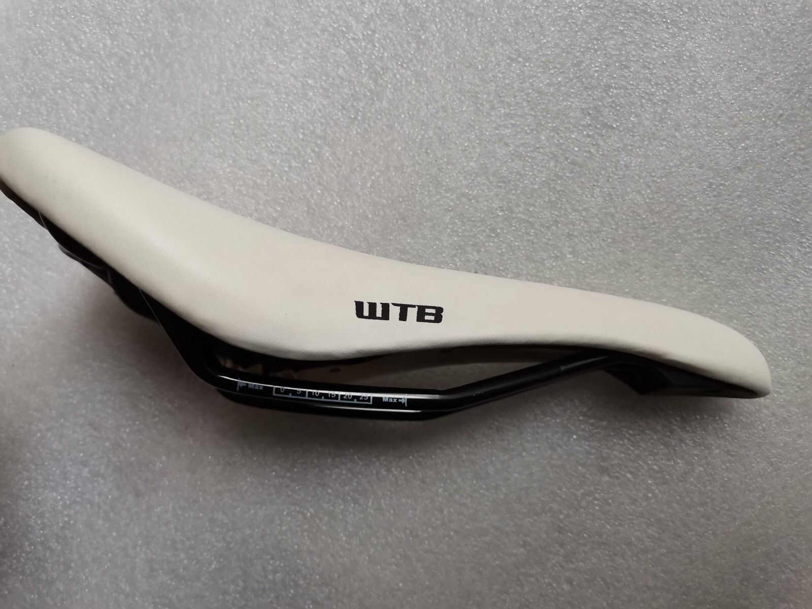 NEW GT SADDLE SEAT BY WTB ROAD MTB WHITE GREEN 139MM WIDTH