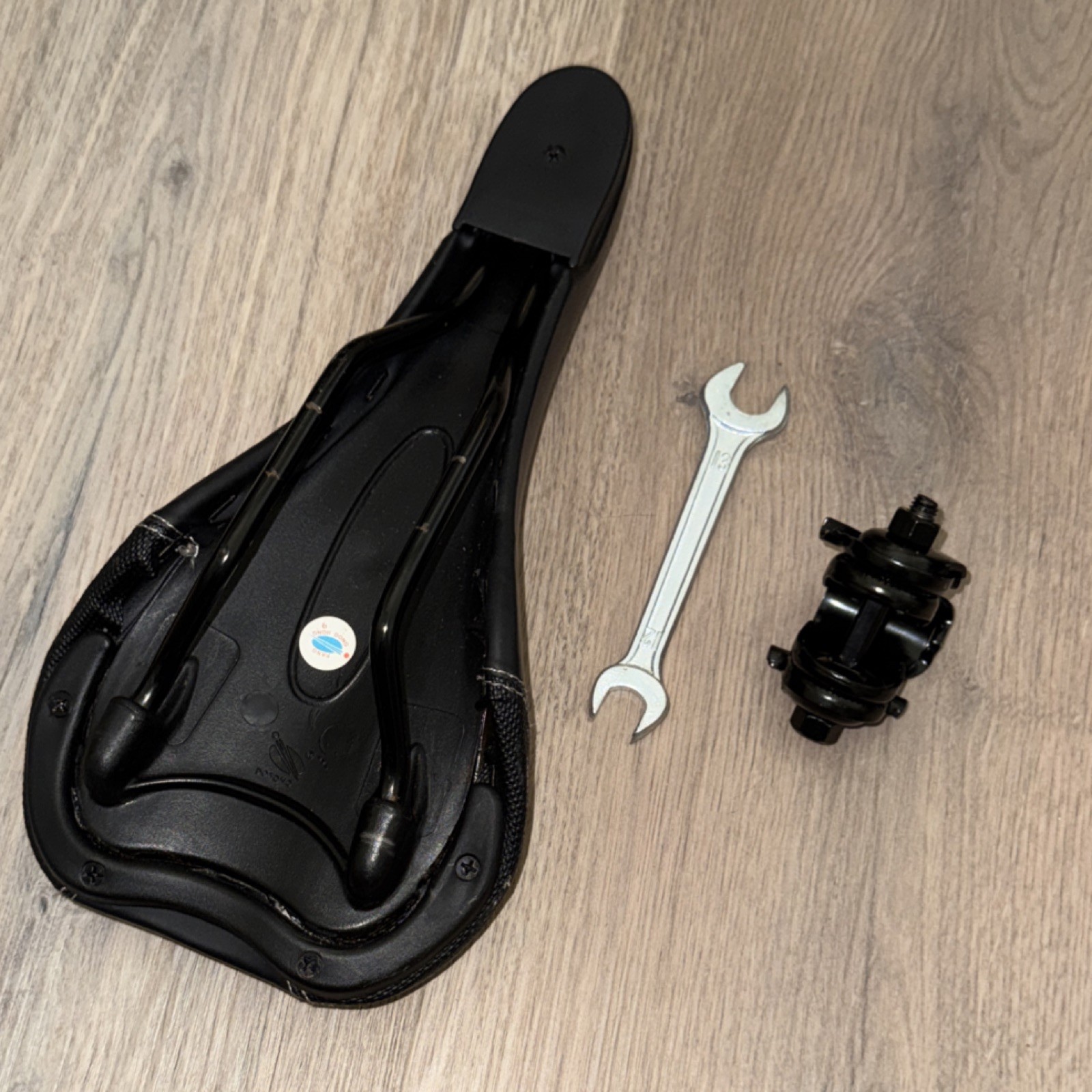 Nishiki Bicycle Saddle Black Synthetic Plastic Steel Universal Bike Clamp Wrench
