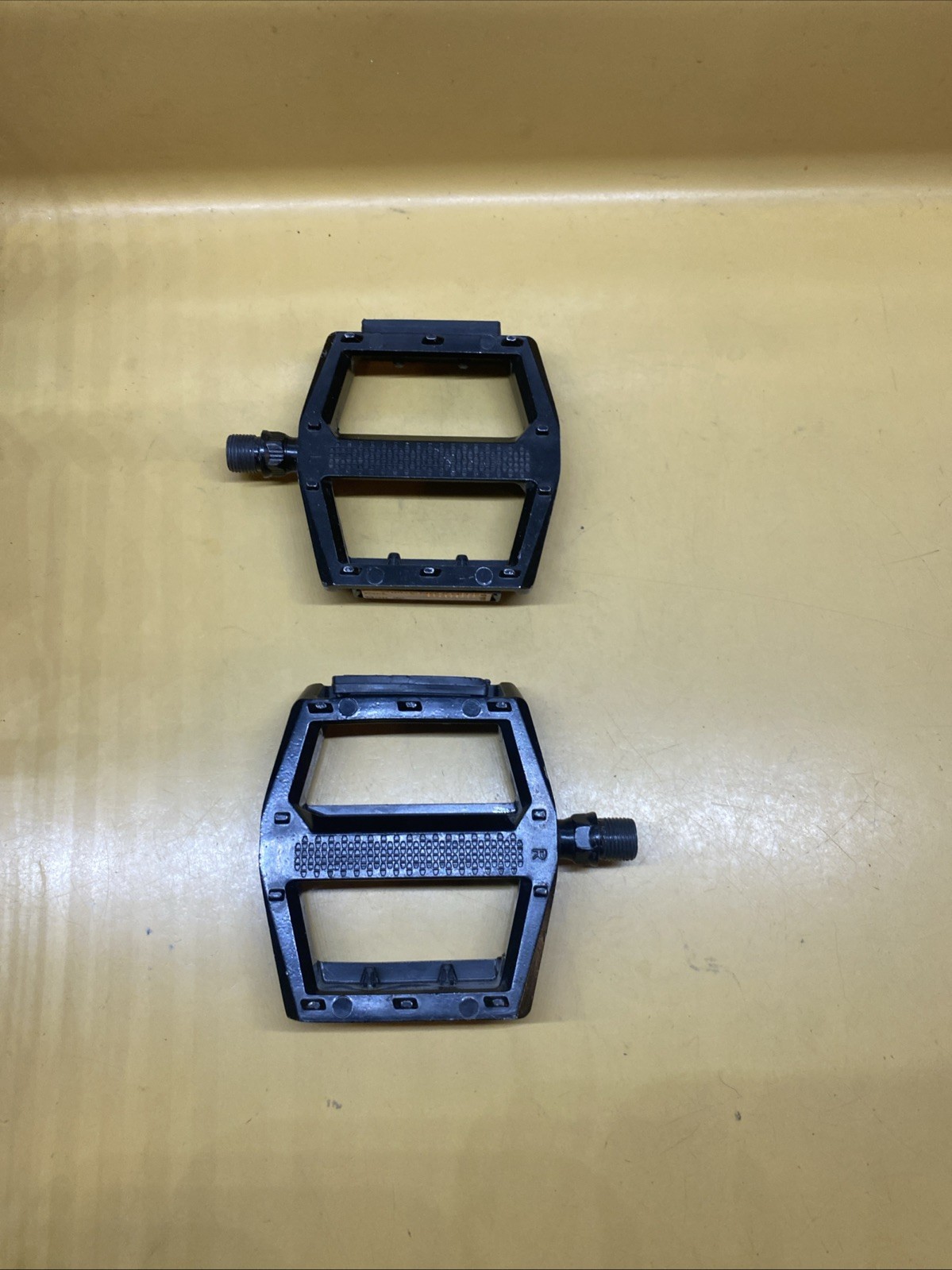 Black HF HF-708 Aluminum 9/16″ Flat / Platform Pinned MTB Pedals With Reflectors