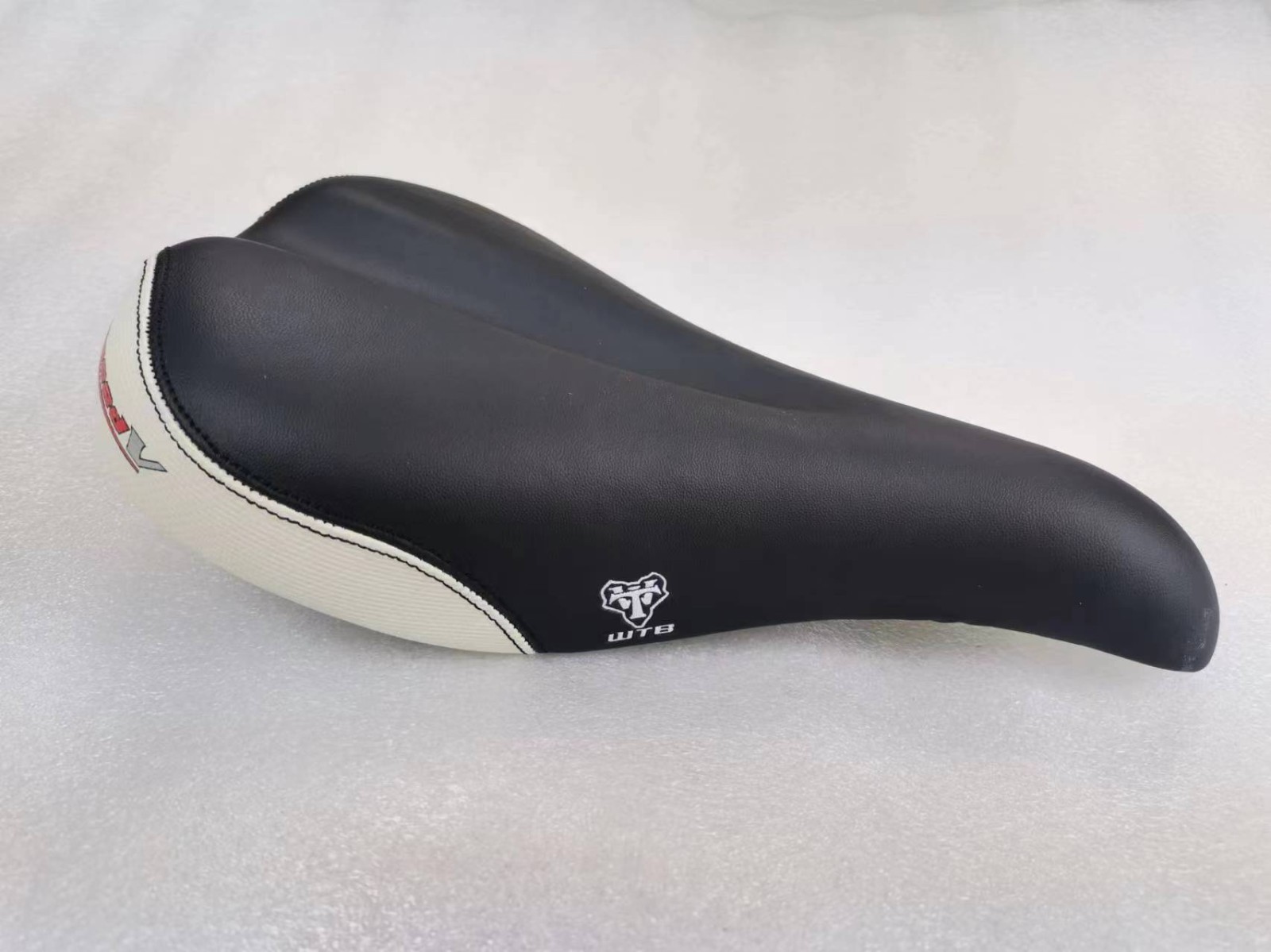 NEW OLD STOCK WTB SPEED V SADDLE SEAT WIDE 160MM BLACK WHITE MTB TOURING BIKE