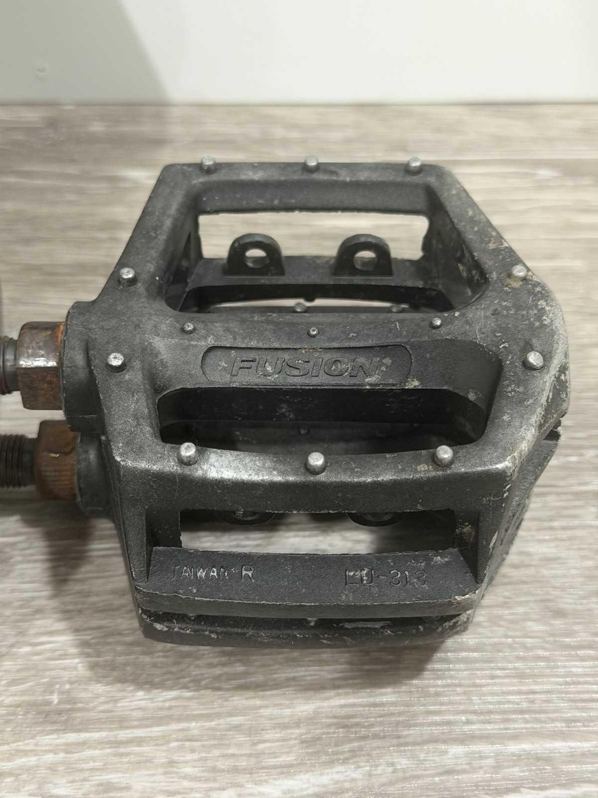 Lot Of 3 BMX Pedals 9/16” (Schwinn, Wellgo, Fusion) and 2 Sets Of Pegs