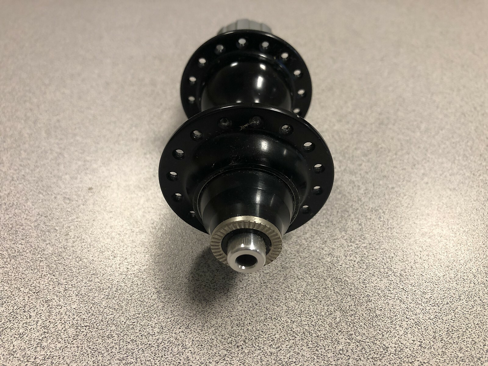 New Quando KT-G9JR Road Rear Hub 14G 32H Anodized Black