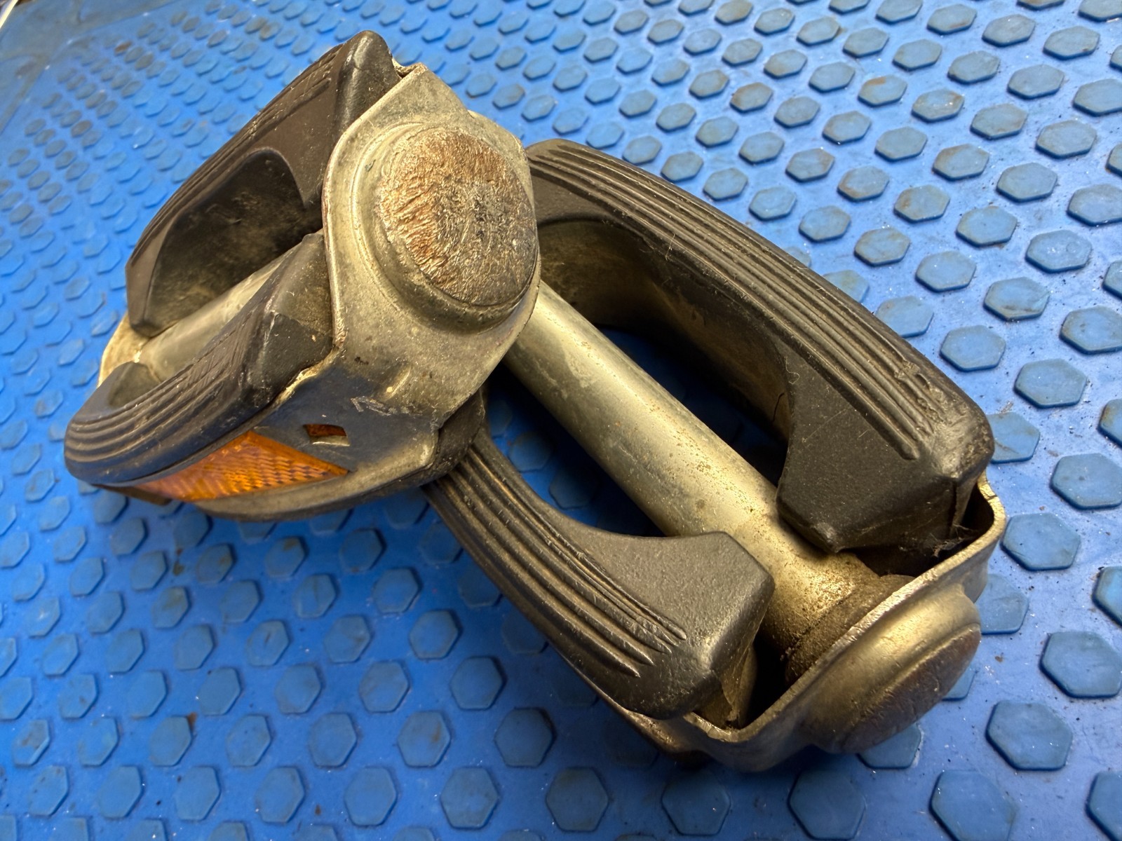 Vintage Schwinn Approved Union U30 «bow-trap» Bicycle Pedals see pictures