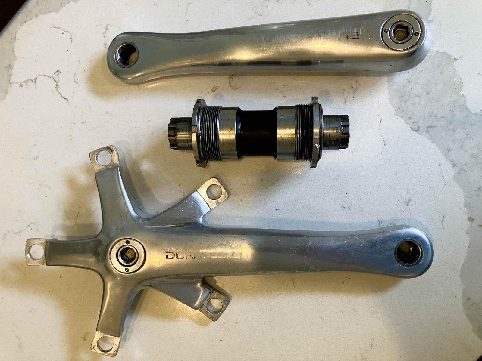 Shimano Dura Ace FC-7700 crankset 172.5mm with matched Dura Ace bottom bracket