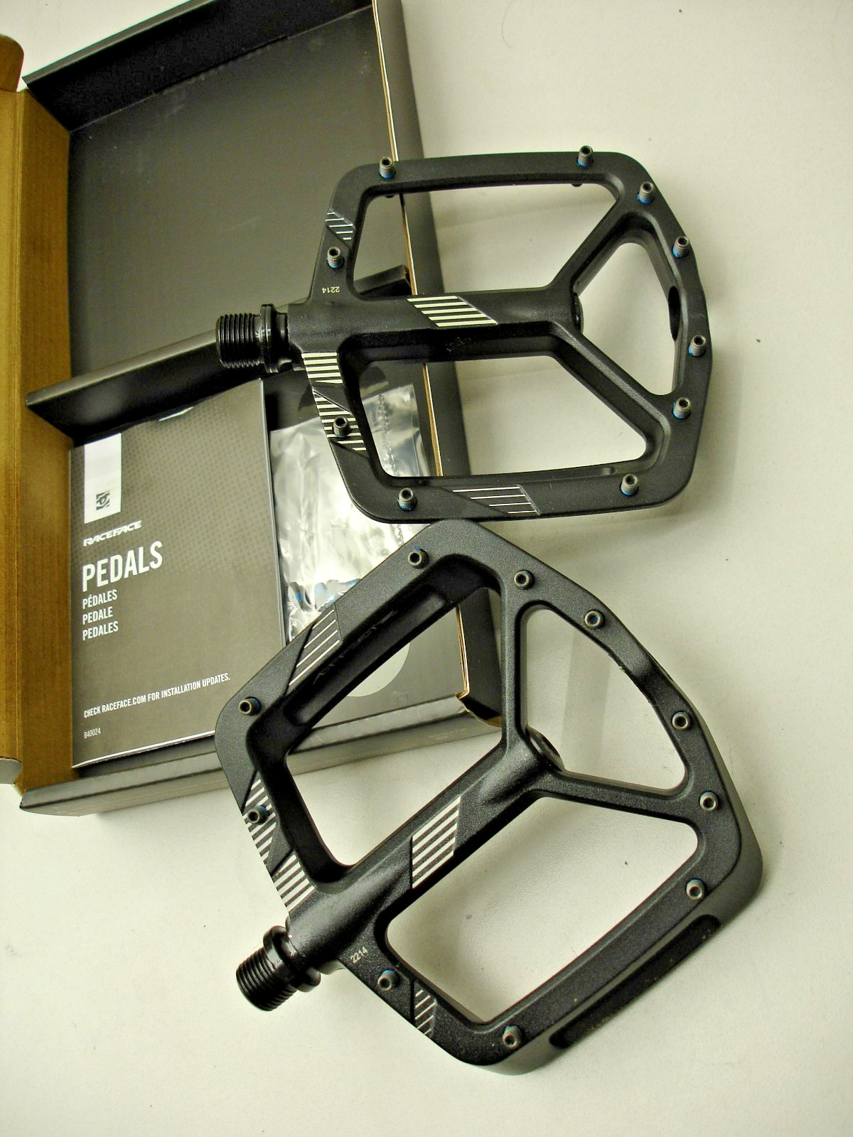RACEFACE AEFFECT R BLACK FLAT PLATFORM MOUNTAIN BIKE BICYCLE PEDALS