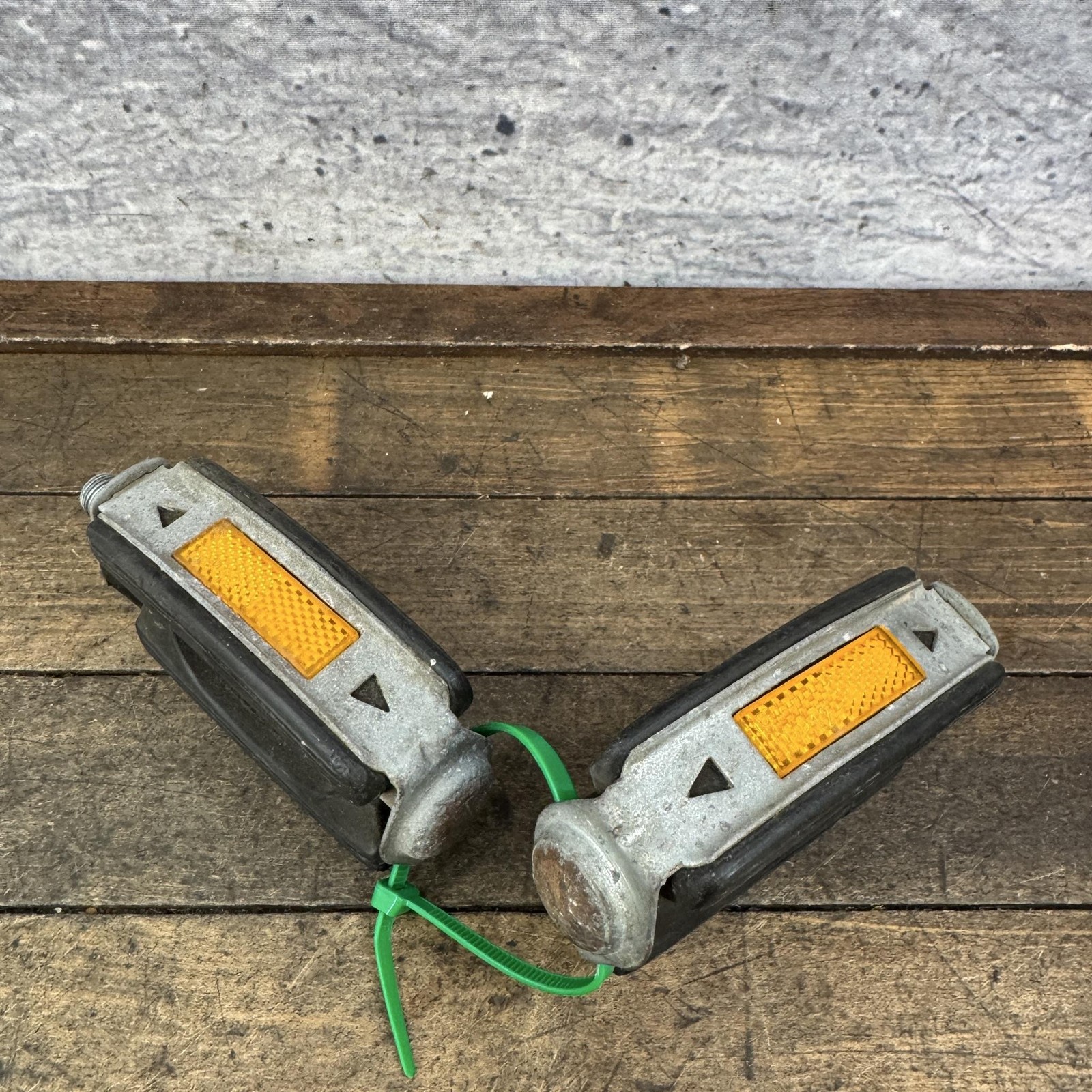 Vintage Schwinn Bow Bike Pedals 1/2 Black Reflector Steel Plastic Cruiser Pair