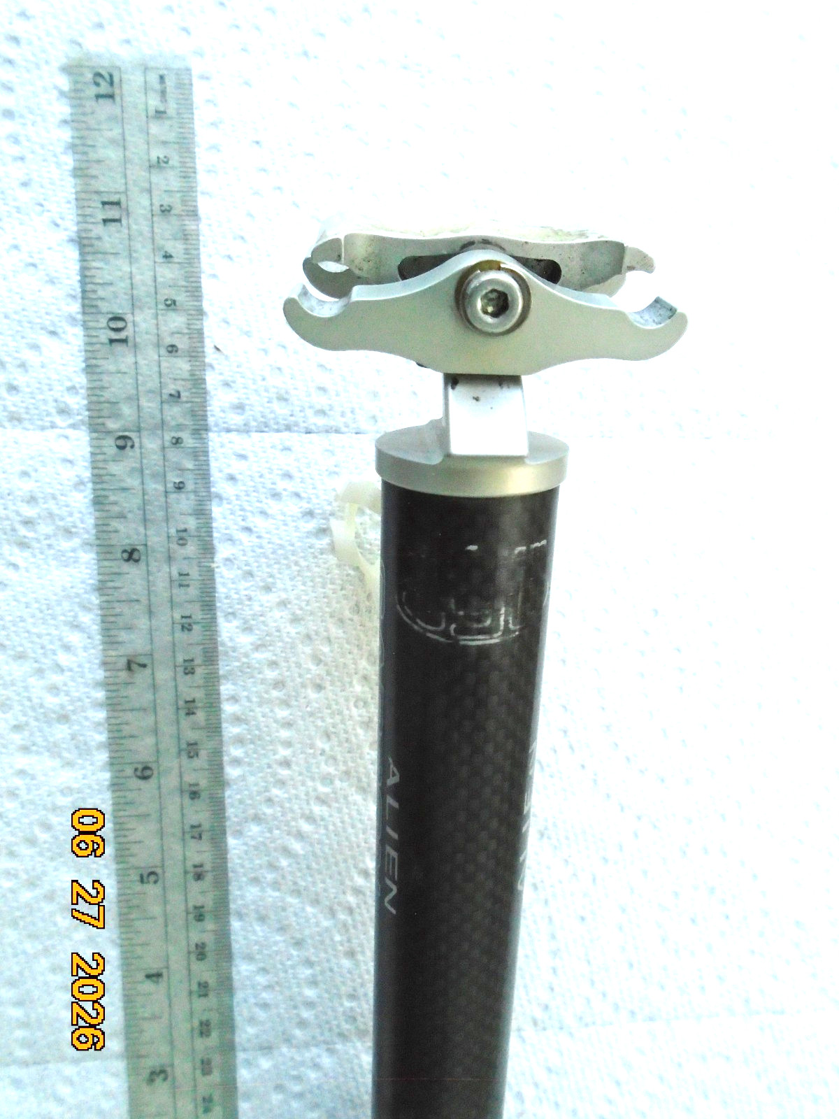 USE Alien Carbon Seatpost, 27.2 mm, 240 mm, Black