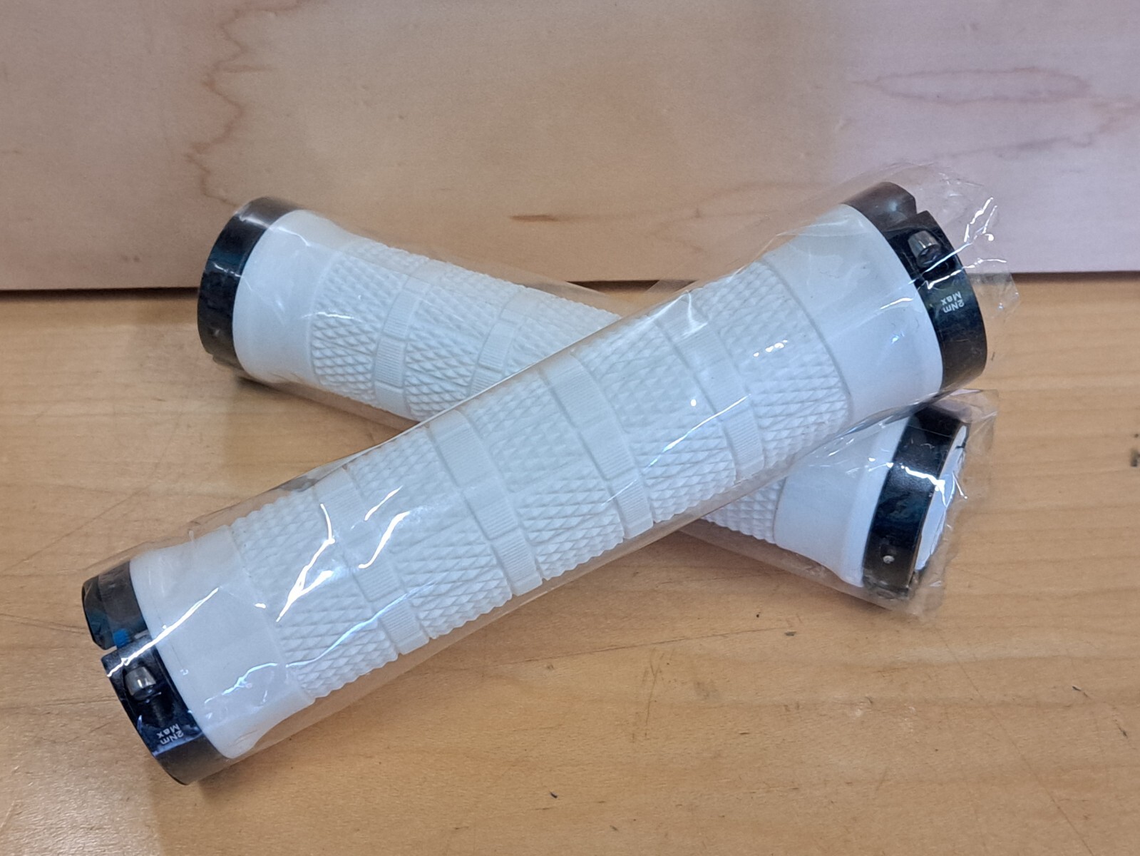 NOS Bontrager Dual Locking Grips / White & Black