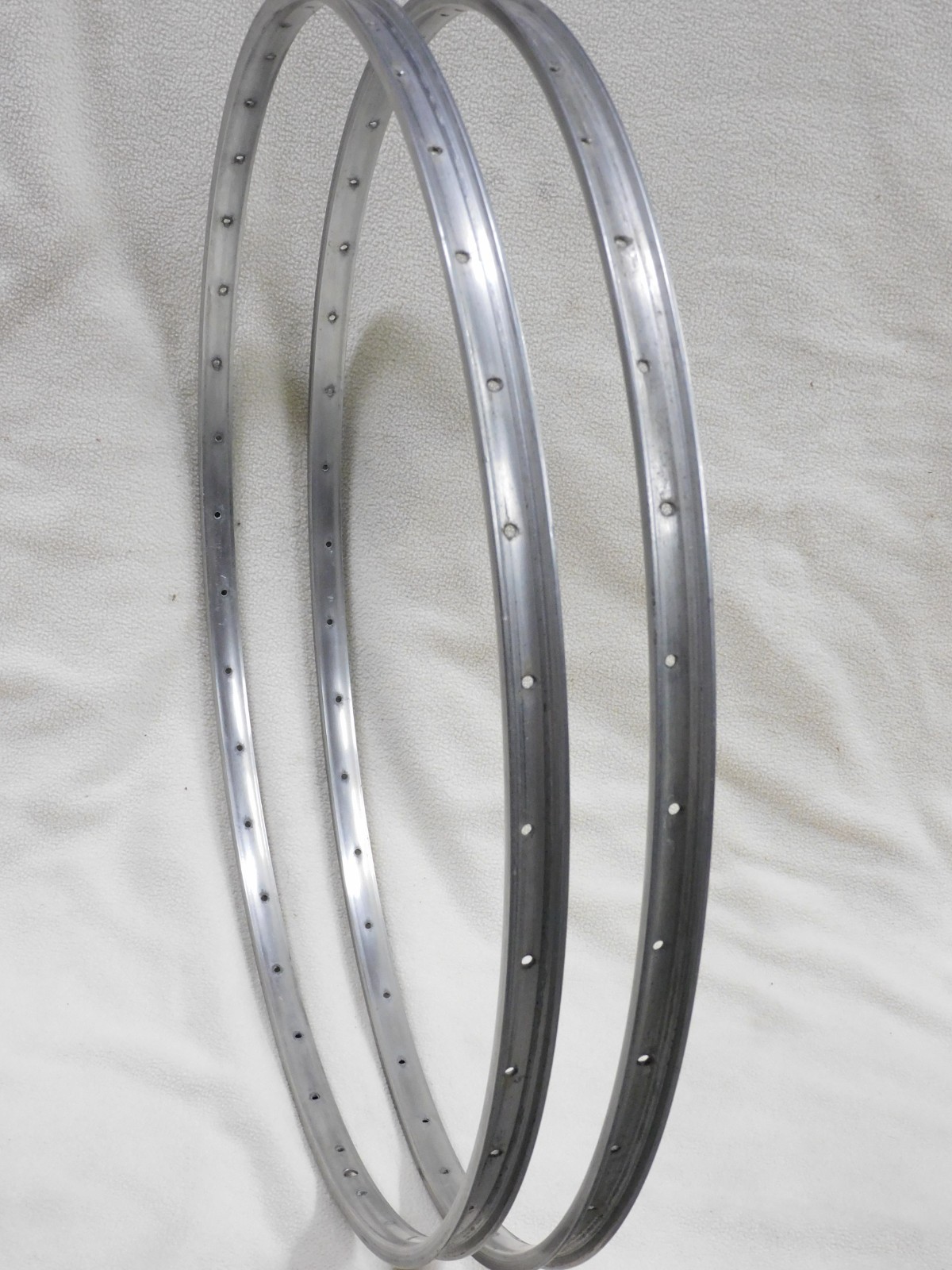 2 Unmarked Weinmann Style Single Wall Silver Clincher Rims 27″ 36H Schrader