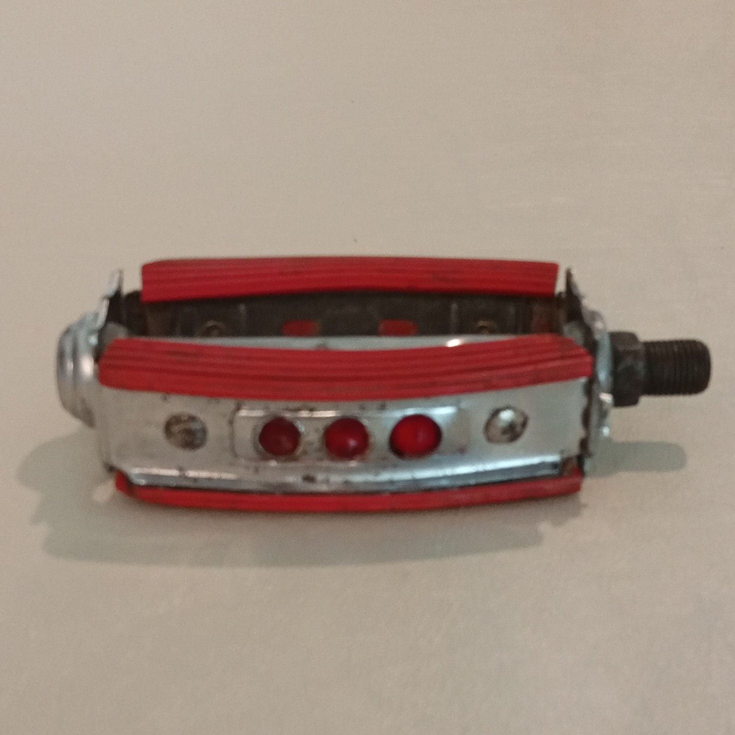 Red/Silver Flat/Bow Bicycle Pedals 1/2 in Axle Rubber Tread Jeweled Reflectors