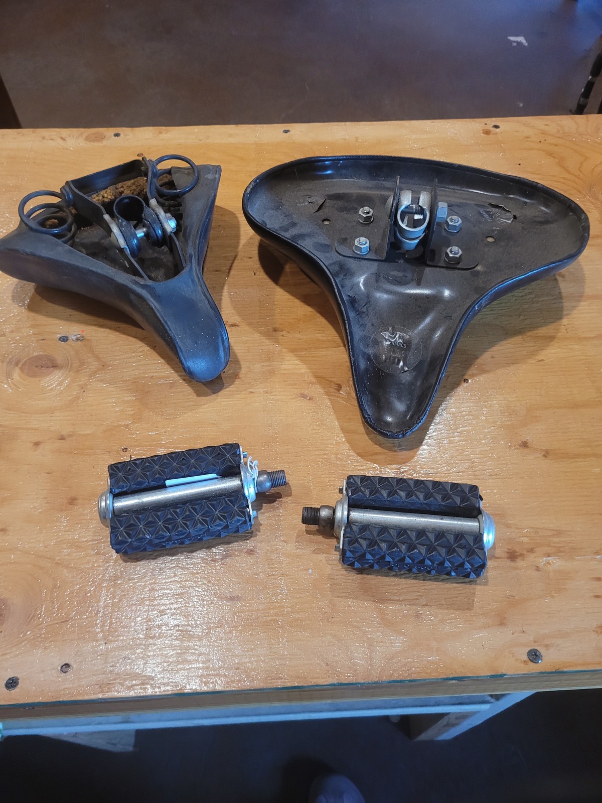 Vintage Schwinn Bicycle Seats & Pedals – Saddle Parts Lot