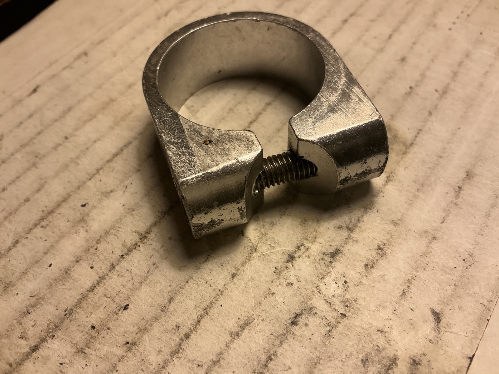 33mm seat clamp w/threaded bolt hole