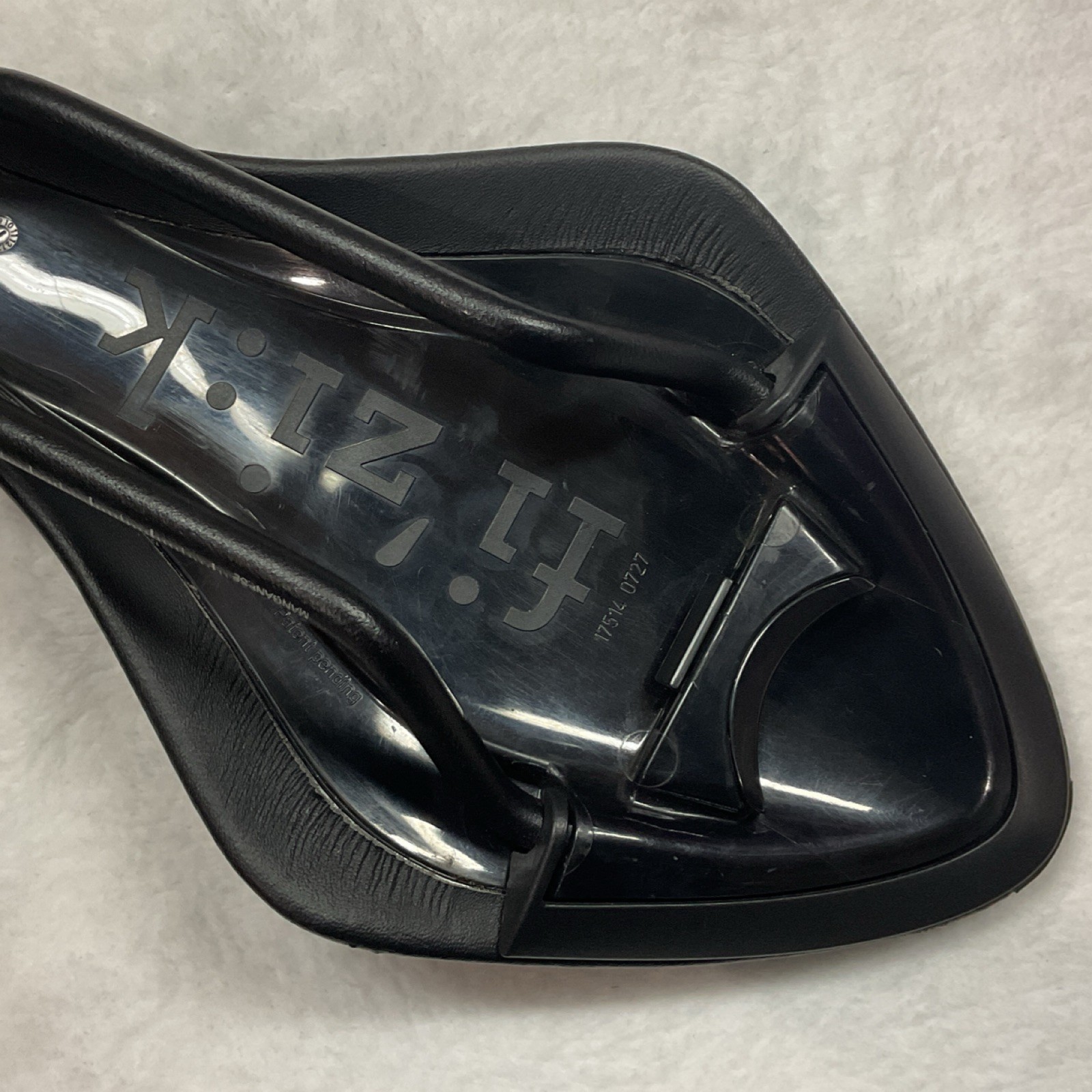 Fizik Arione R7 Black Racing Road Bike Saddle Synthetic Manganese Rails – Used