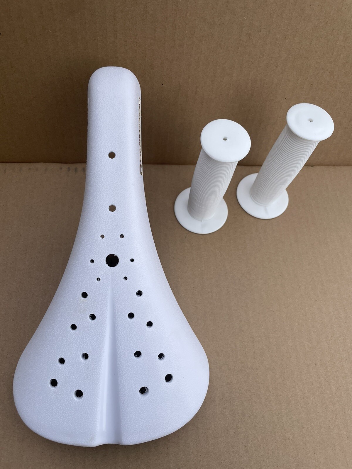 Viscount Dominator BMX Bicycle Seat, Grips Old School Hard Shell saddle GT White