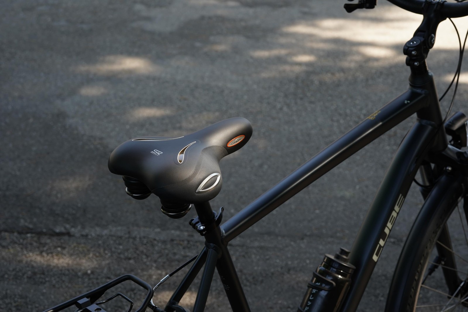 Lookin Basic Relaxed, Unisex Bike Seat for Any Type of Riding, Black, One Size