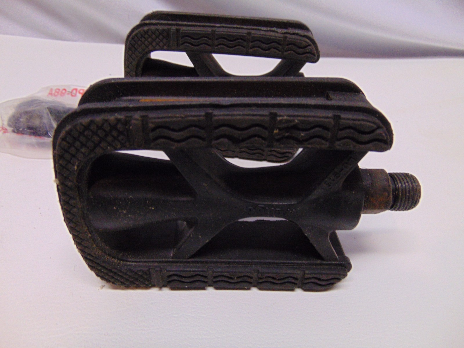 Pair of Wellgo black bicycle flat pedals yellow reflectors LU-915 4″ x 3″